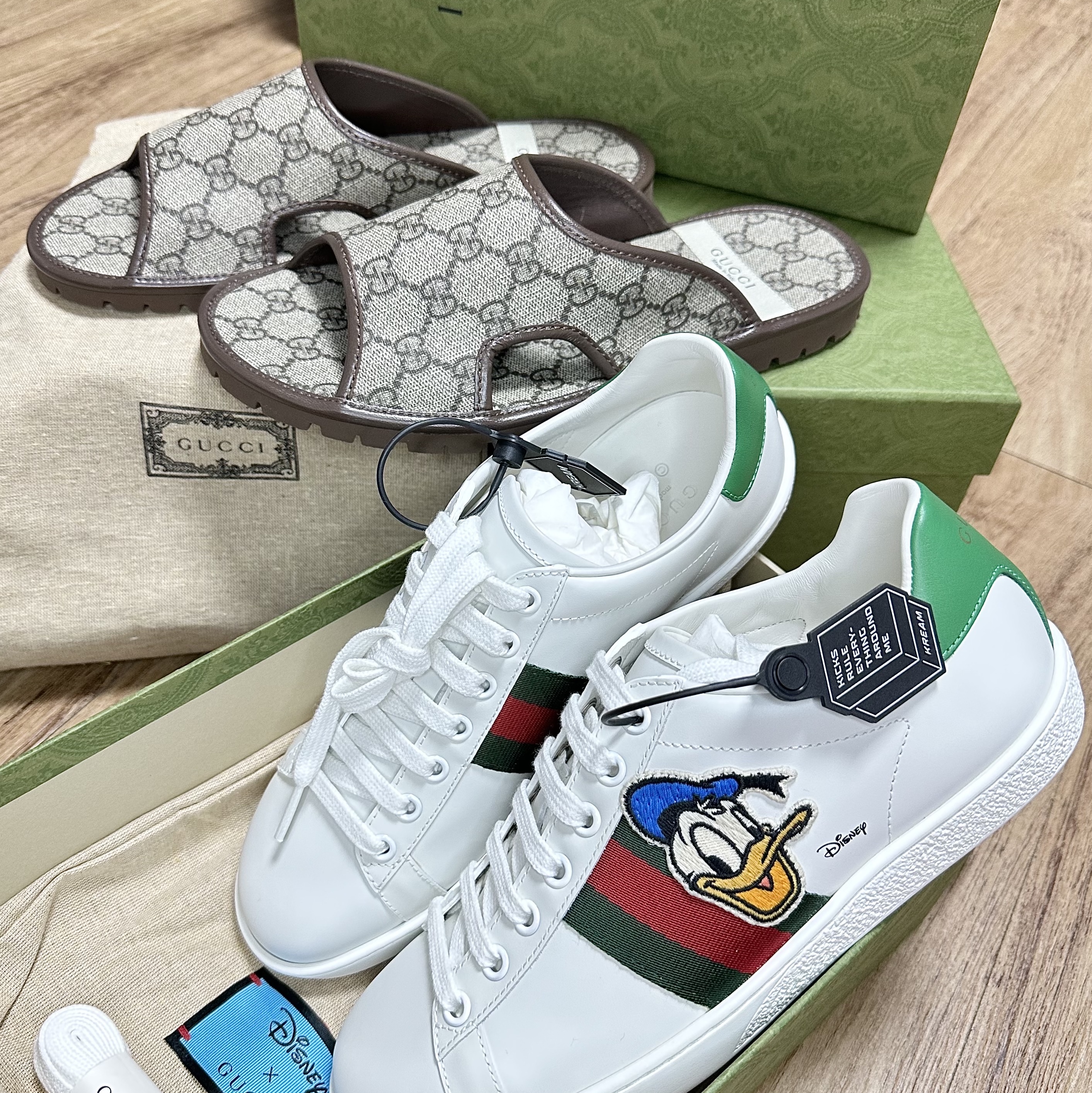 Gucci GG Supreme Slide Beige 착용 스타일 - 1