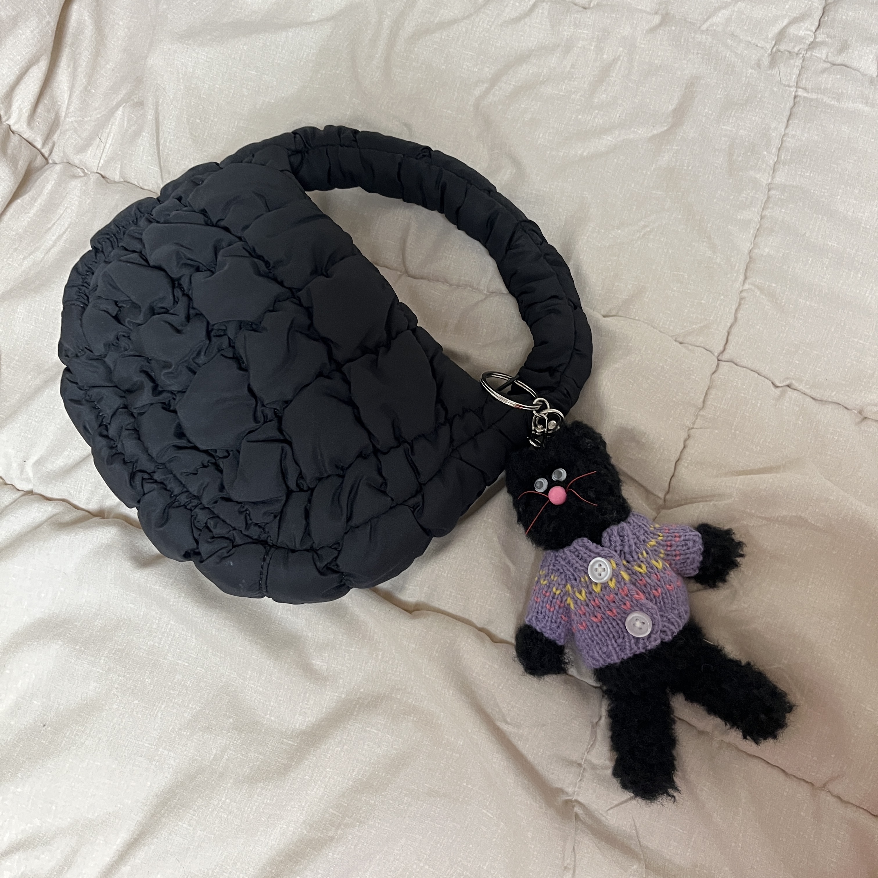 COS Quilted Micro Bag Black, Monamhee Beulpingi Keyring with White Pants Black 착용 스타일