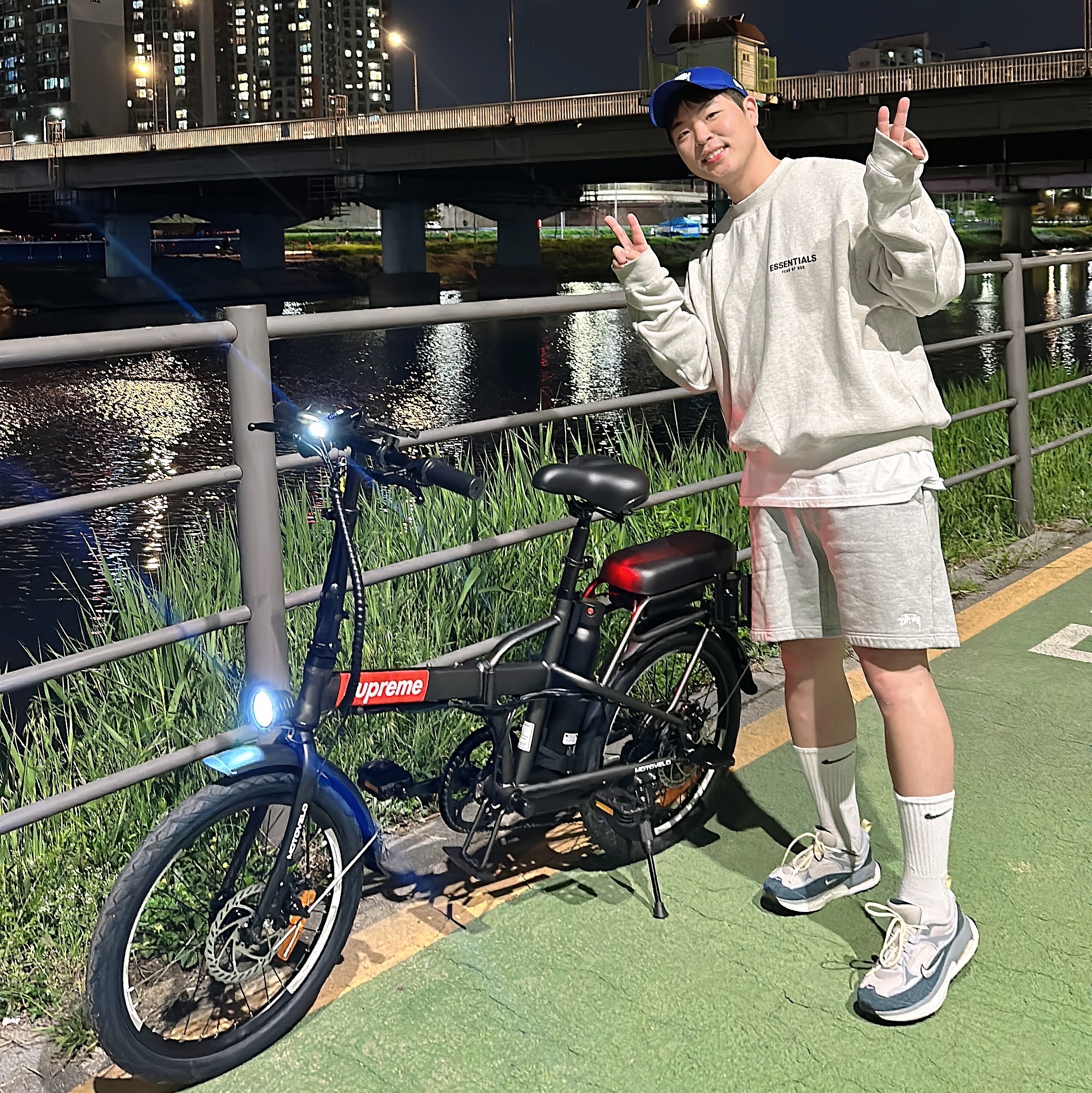 (W) Nike Air Max Bliss Light Iron Ore Armory Navy, Essentials The Core Collection Crewneck Sweatshirt Light Oatmeal 착용 스타일