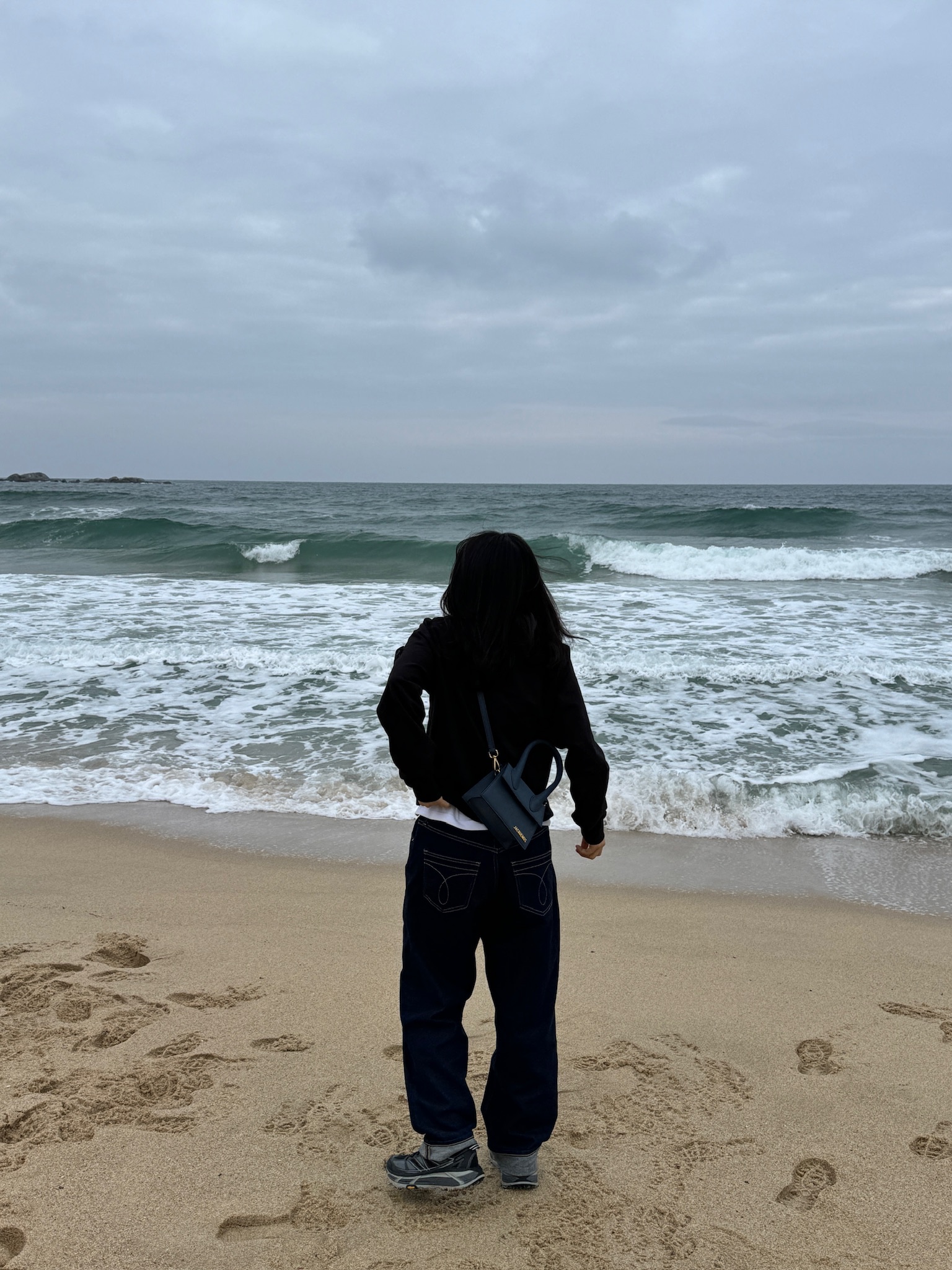 Jacquemus Le Chiquito Moyen Signature Handbag Dark Navy, Hoka Mafate Speed 2 Black Castlerock 착용 스타일