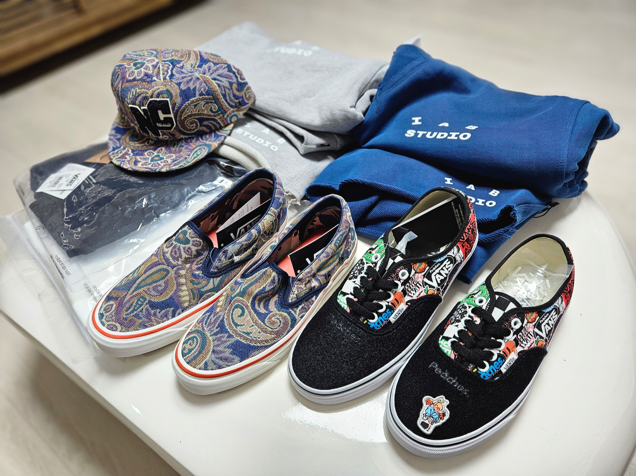 반스 x 피치스 스테이플 숏슬리브 티셔츠 블랙 | Vans | KREAM