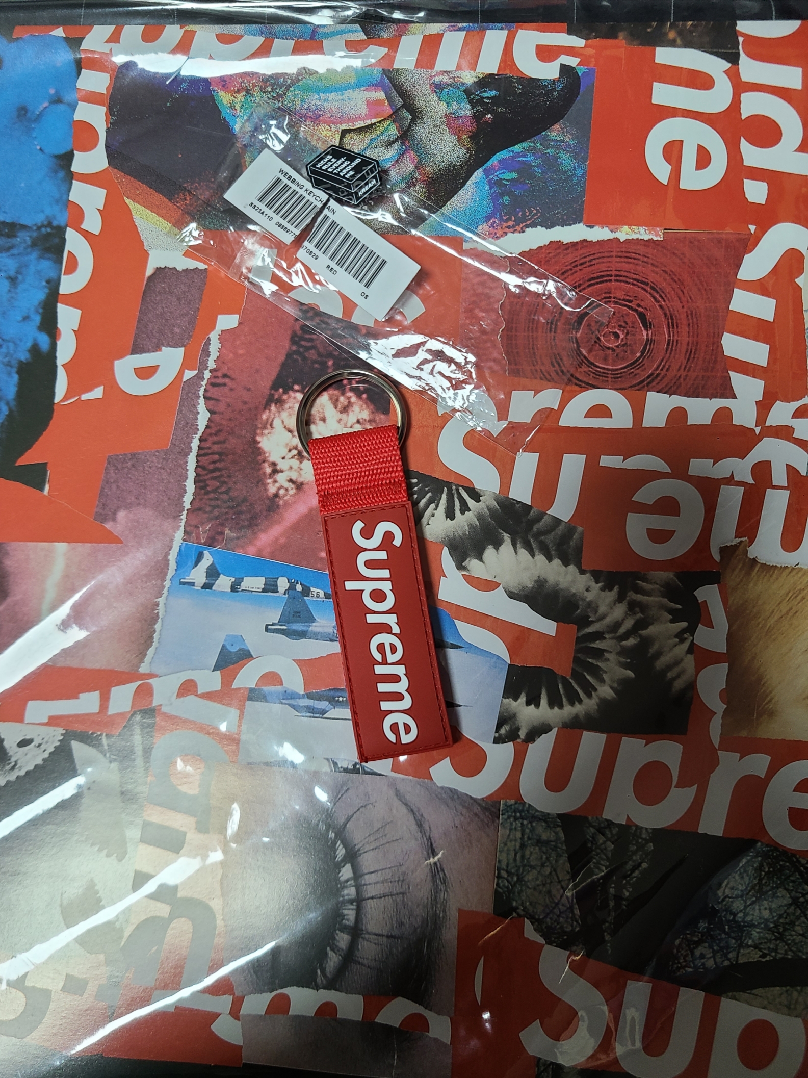 Supreme Webbing Keychain Red - 23SS 착용 스타일 - 2