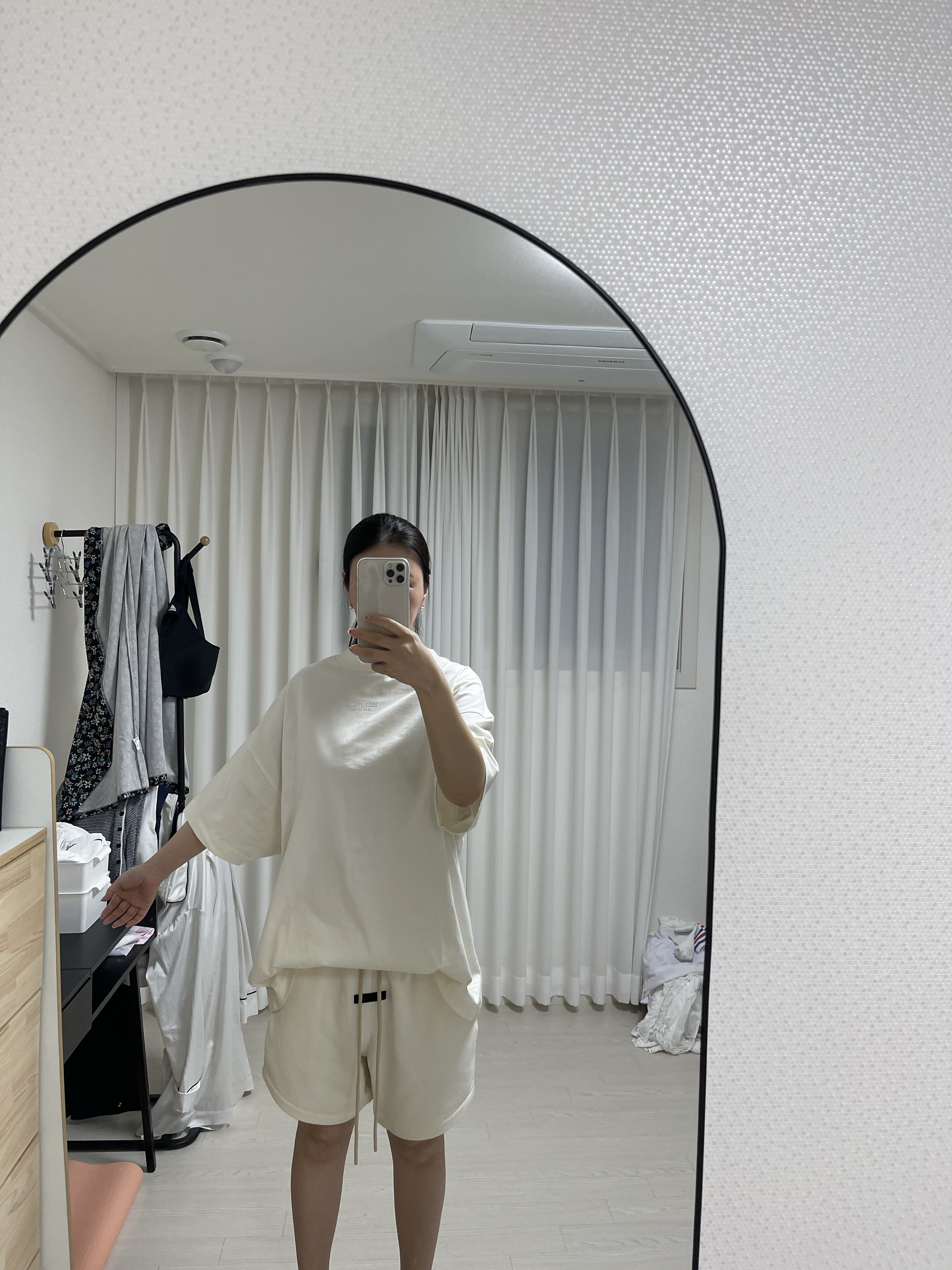 Essentials T-Shirt Cloud Dancer - 23FW, Essentials Sweatshort Cloud Dancer - 23FW 착용 스타일