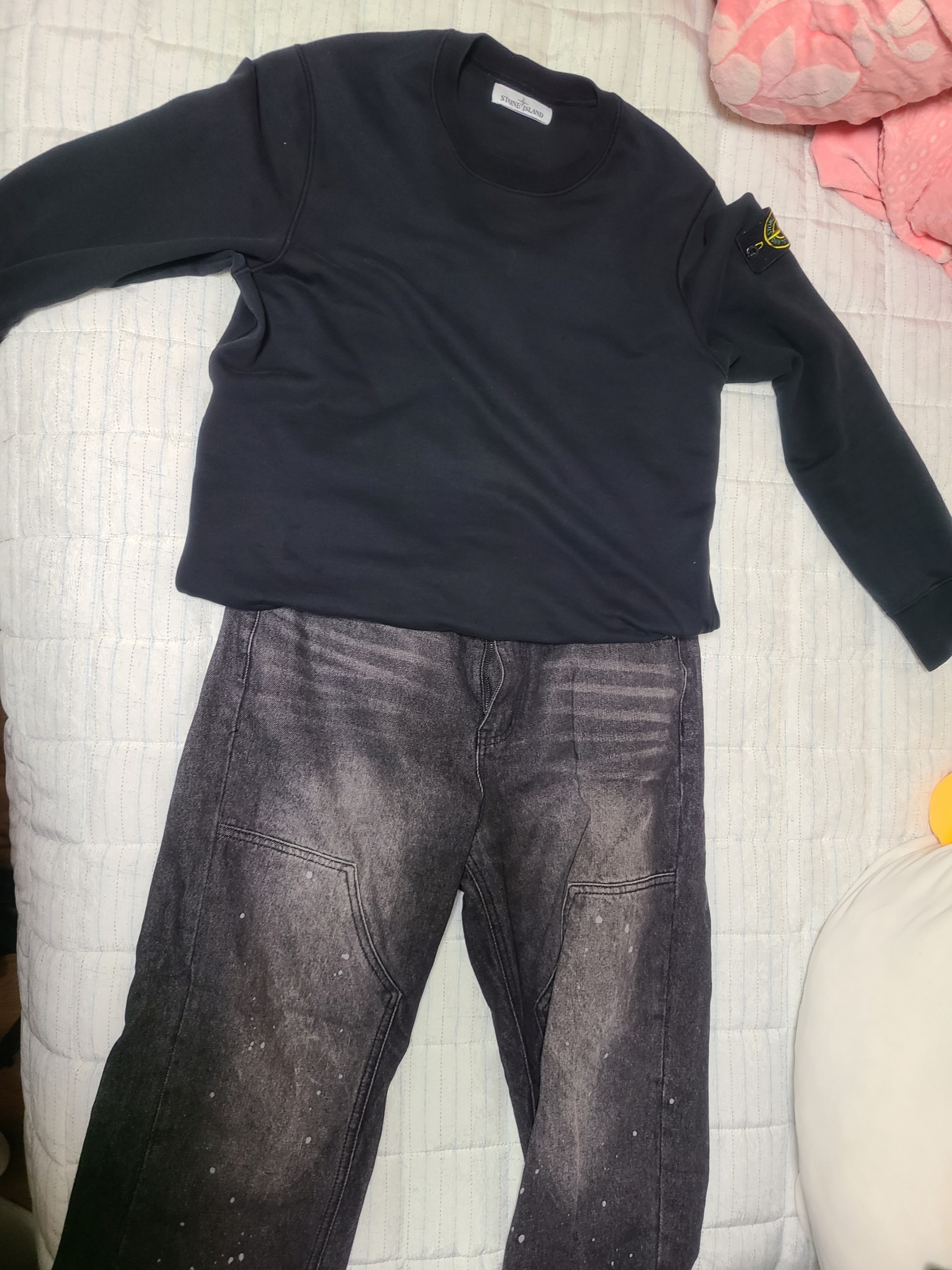 Stone Island 63051 Cotton Fleece Garment Dyed Sweatshirt Black - 24SS 착용 스타일