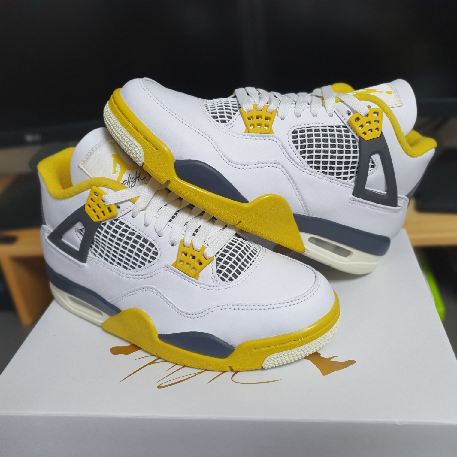 (W) Jordan 4 Retro Vivid Sulfur 착용 스타일