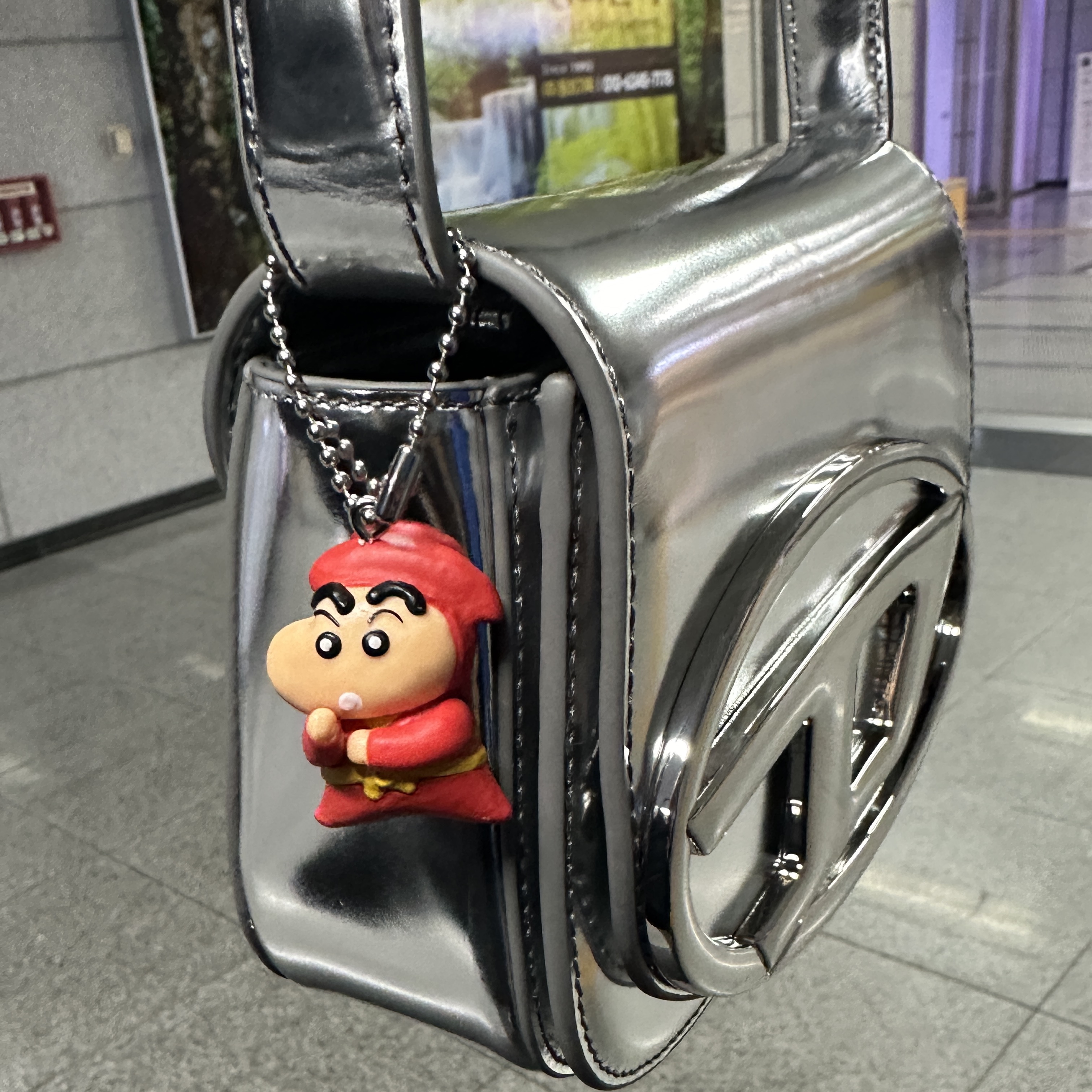 Diesel 1DR Shoulder Bag in Mirrored Leather Silver, Human Made Animal Keychain #1 Silver 착용 스타일 - 4