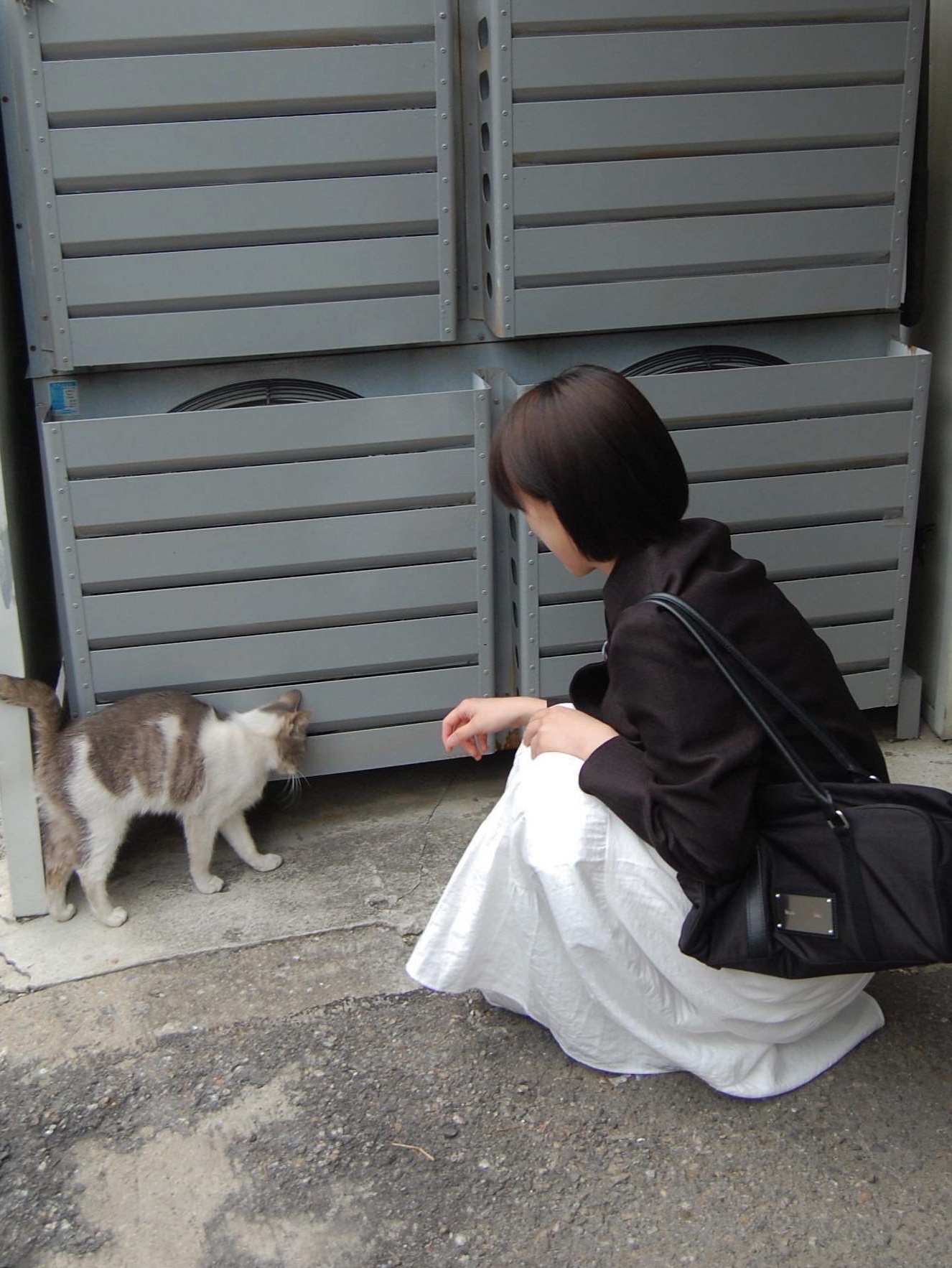 Matin Kim Sporty Tote Bag Black 착용 스타일 - 3