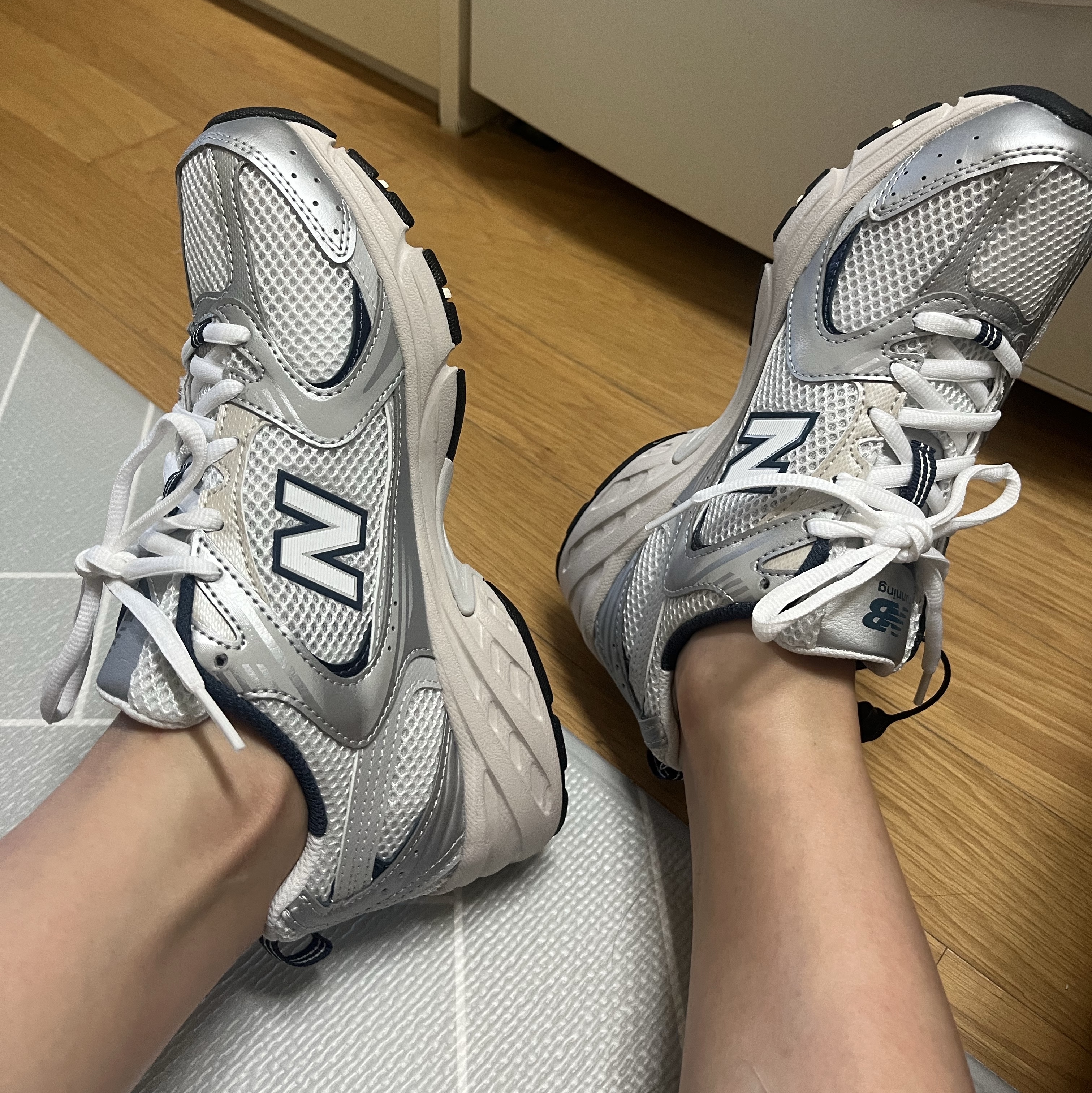New Balance 530 Steel Grey 착용 스타일 - 2