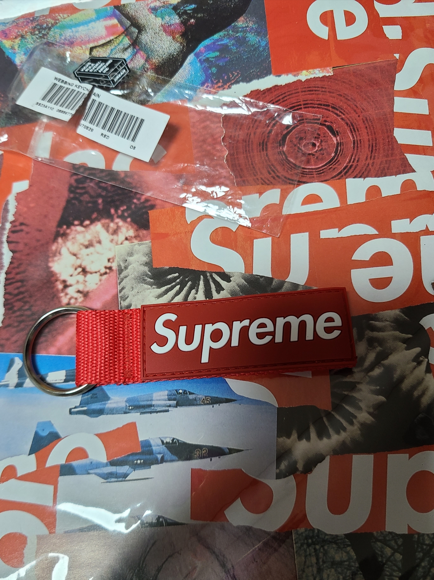 Supreme Webbing Keychain Red - 23SS 착용 스타일 - 1