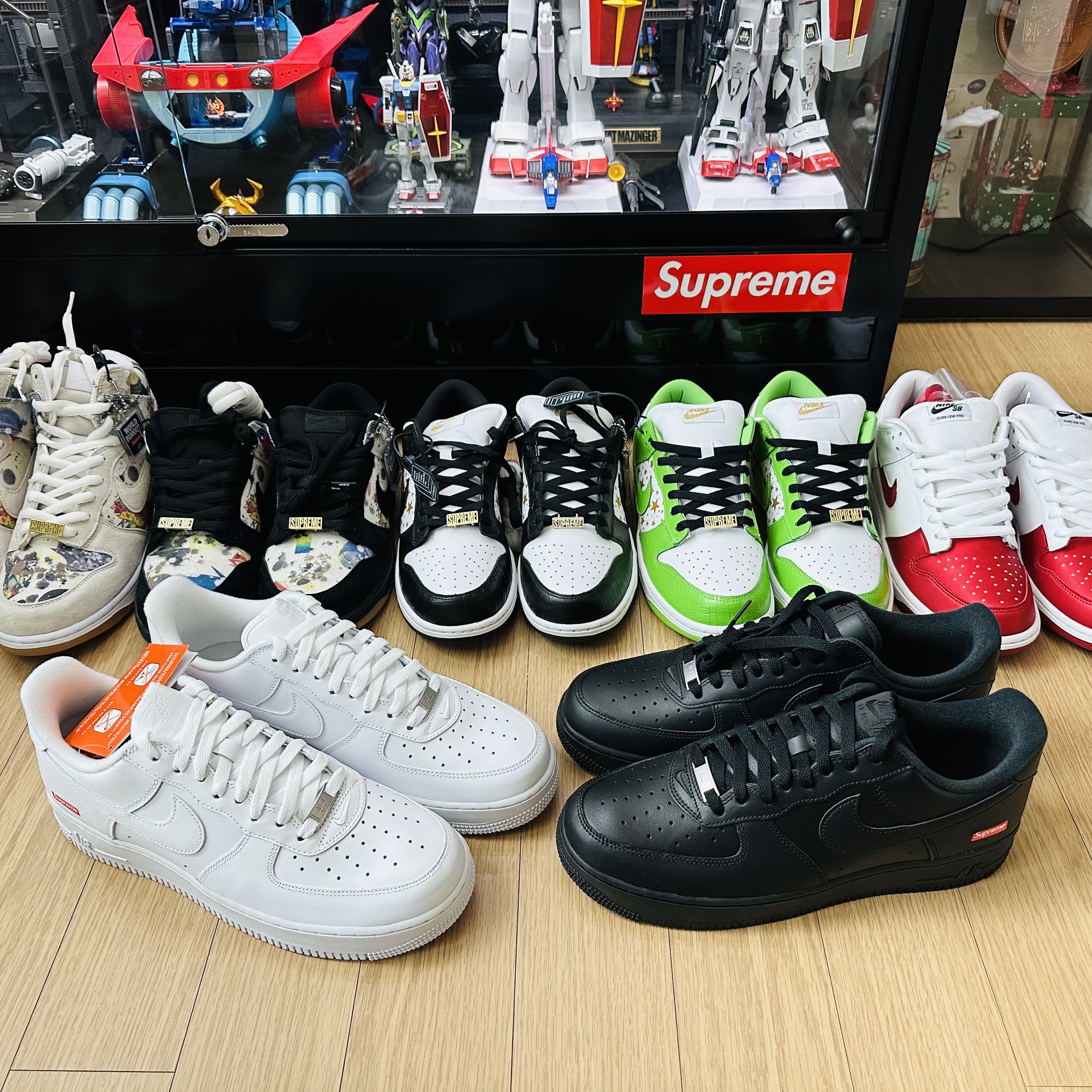 Nike x Supreme SB Dunk Low QS Rammellzee Black, Nike x Supreme Air Force 1 Low Black 착용 스타일 - 2