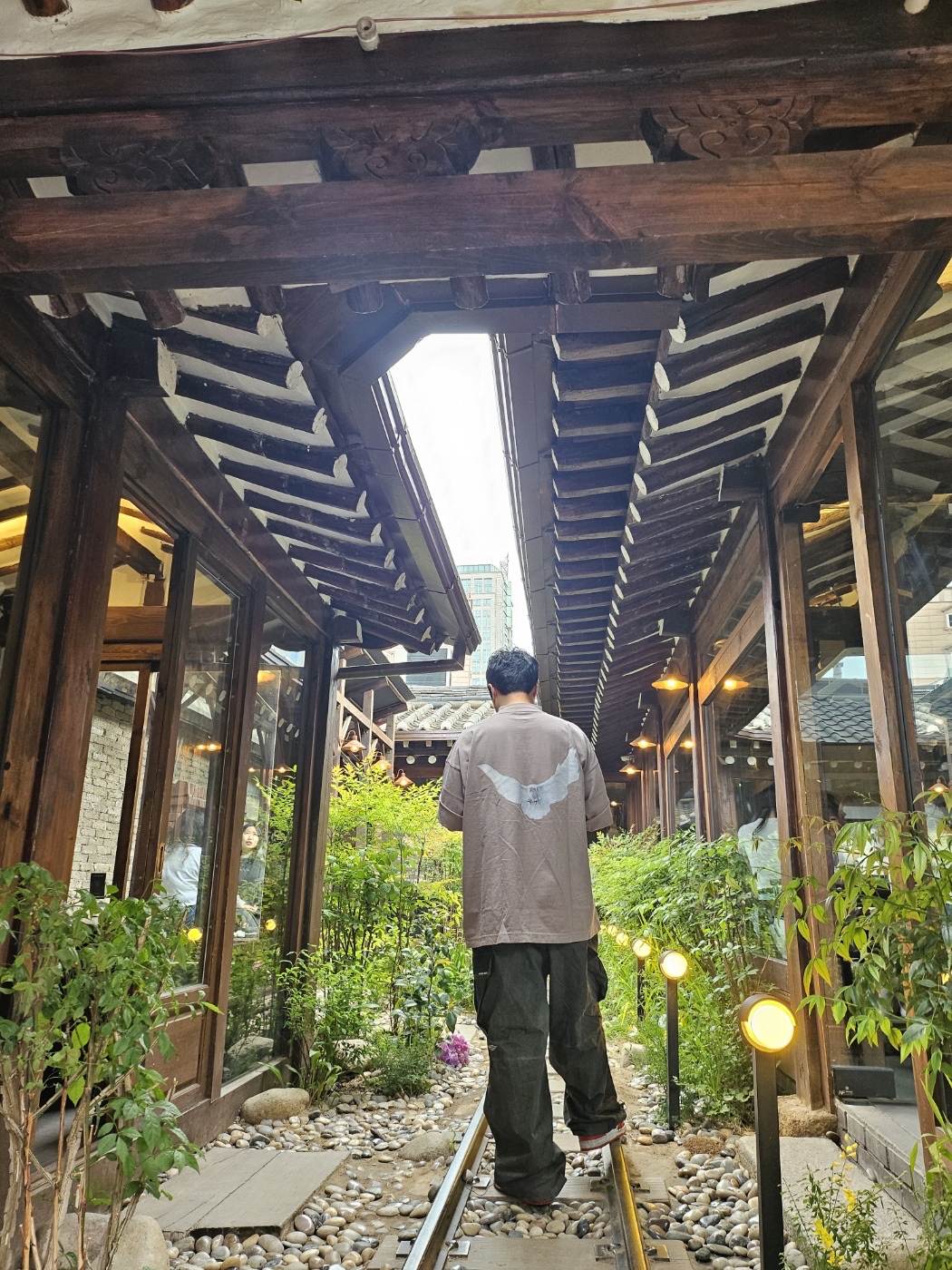 Yeezy Gap Engineered By Balenciaga Dove 3/4 Sleeve T-Shirt Beige 착용 스타일 - 1