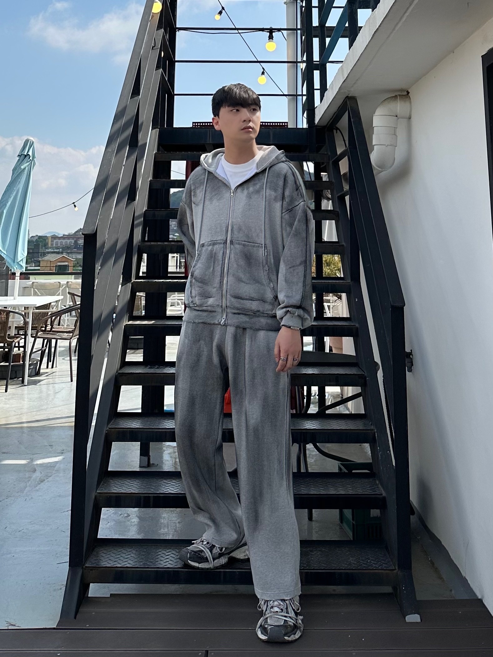 Balenciaga 3XL Sneakers Grey White Red 착용 스타일 - 1