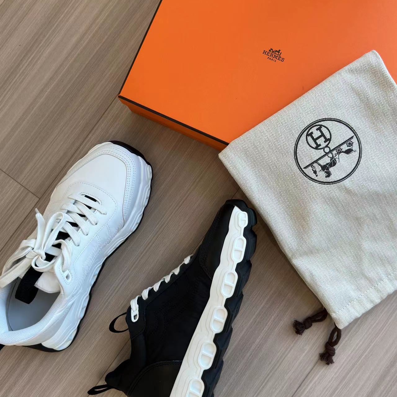 (W) Hermes Impulse Sneakers Parachute Fabric Calfskin & Noir 착용 스타일 - 3