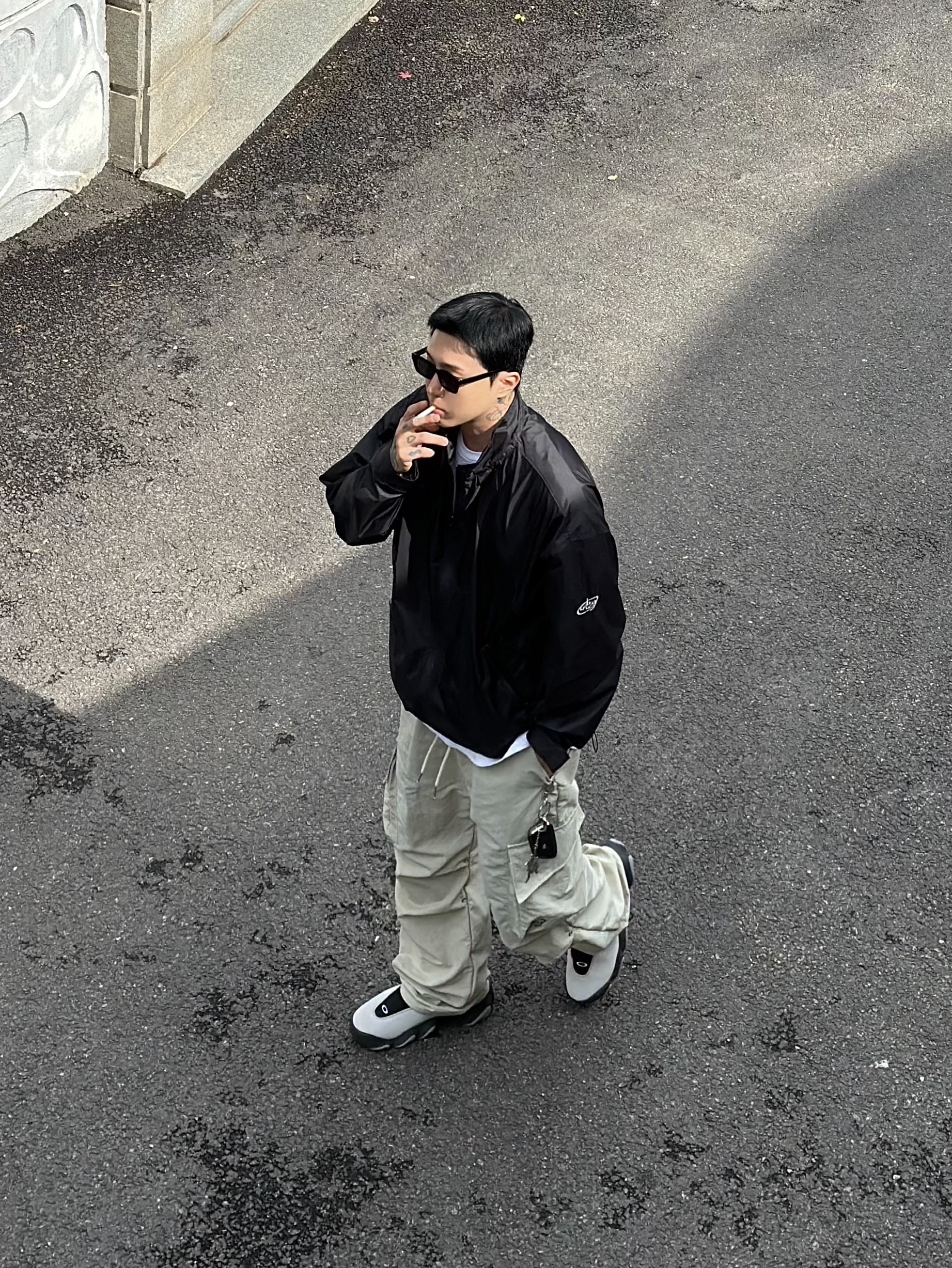 Oakley Factory Team x Brain Dead Flesh White Birch, Arc'teryx Keyring Metal 착용 스타일 - 1