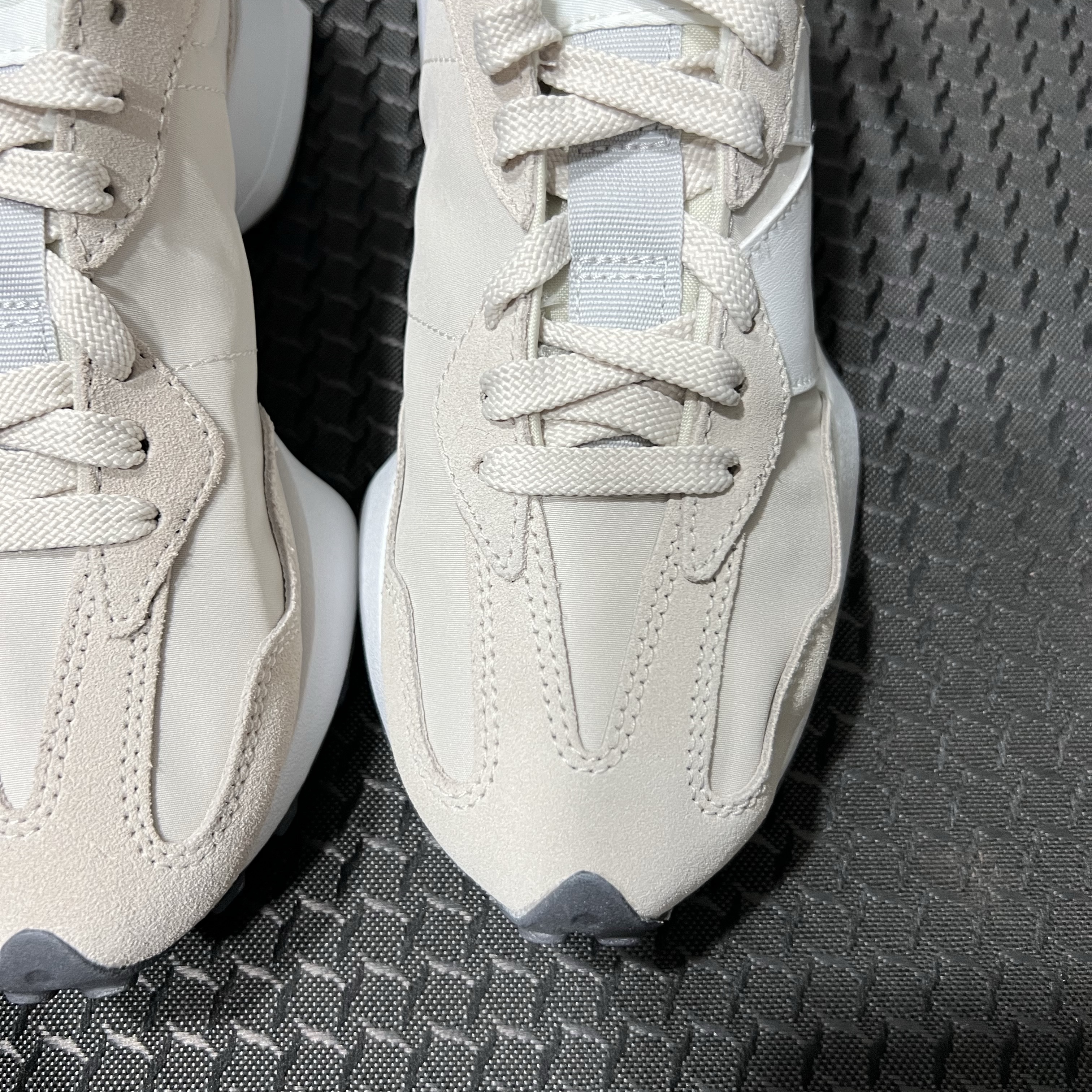 New Balance 327 Beige 착용 스타일 - 3