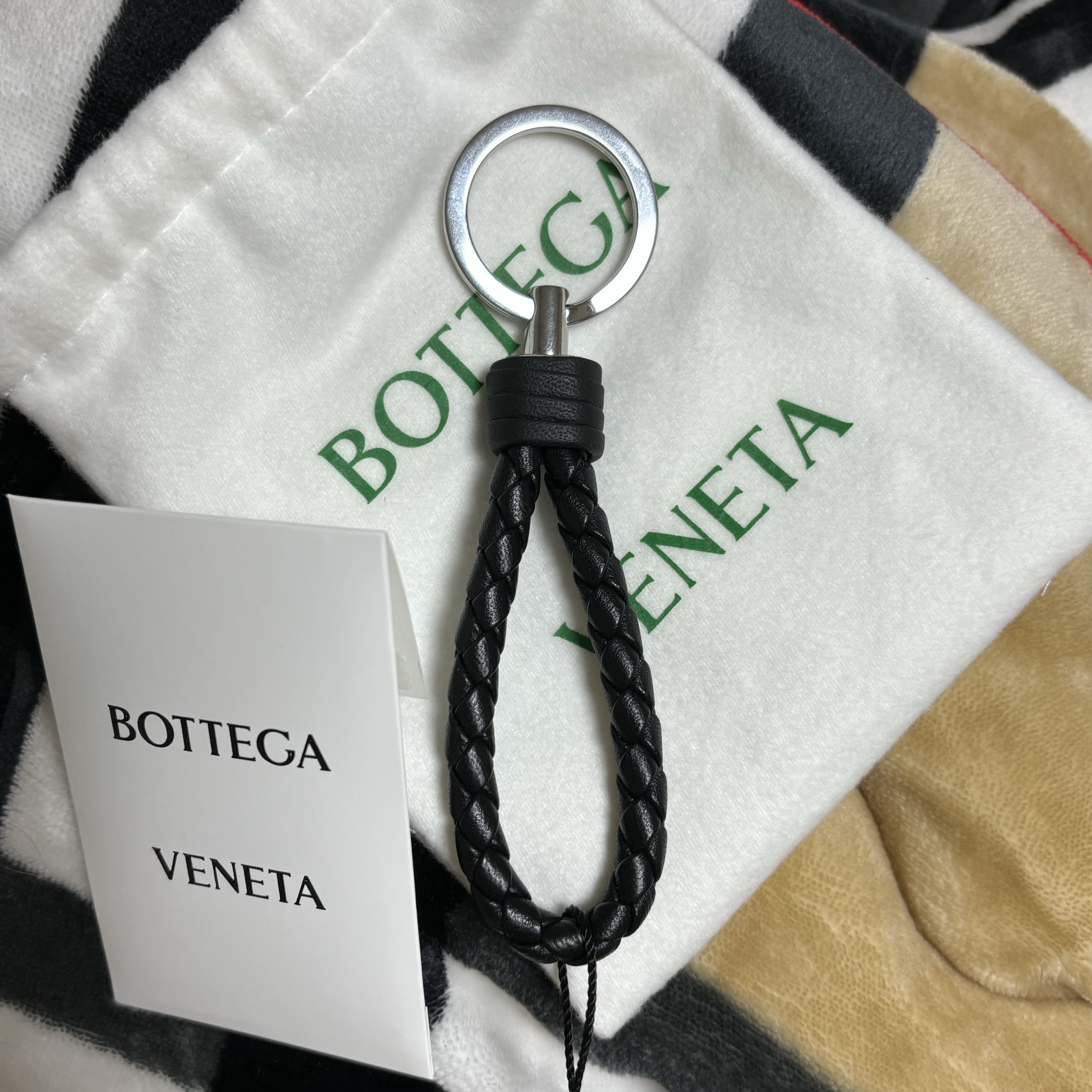 Bottega Veneta Leather Keyring Black 착용 스타일