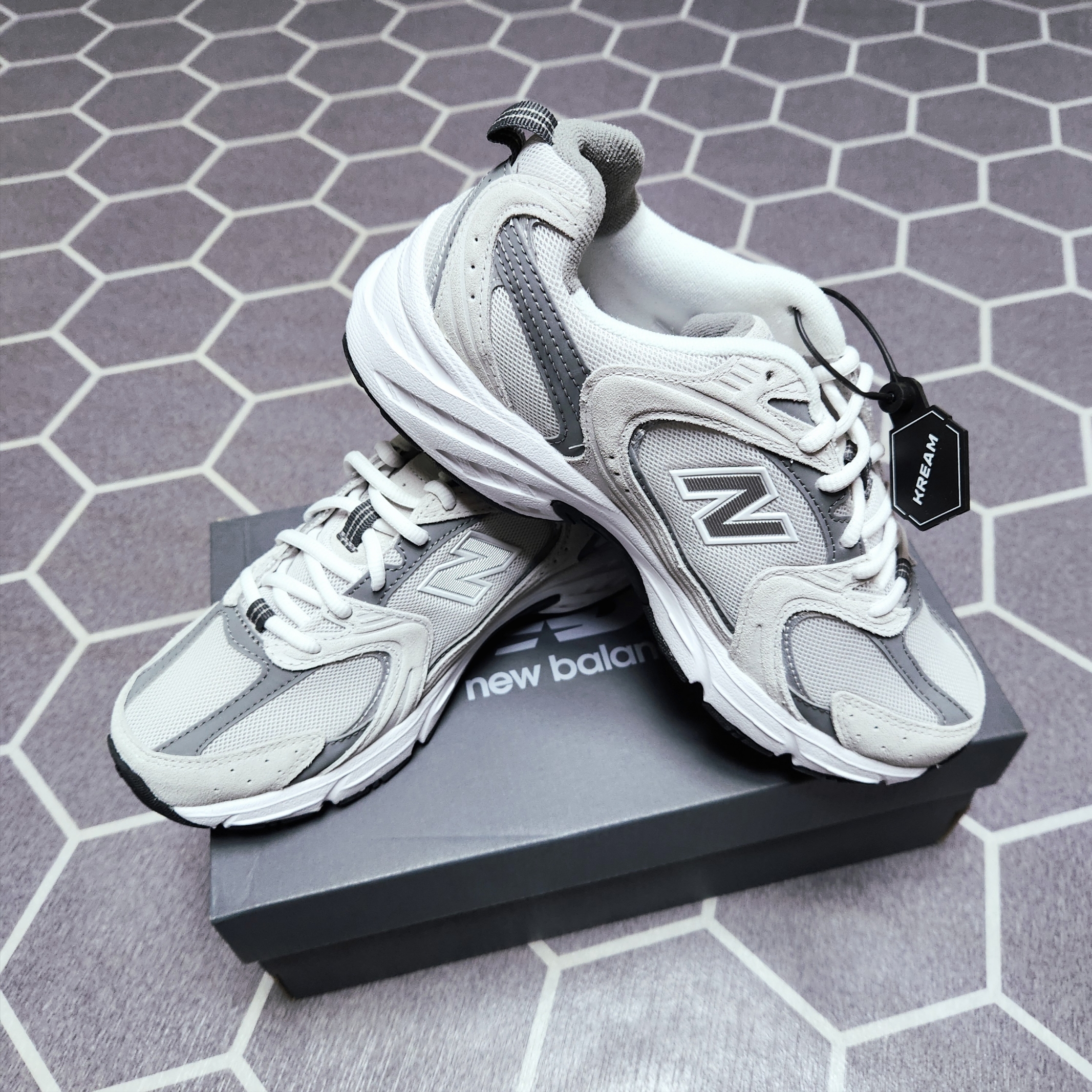 New Balance 530 Classic Grey 착용 스타일