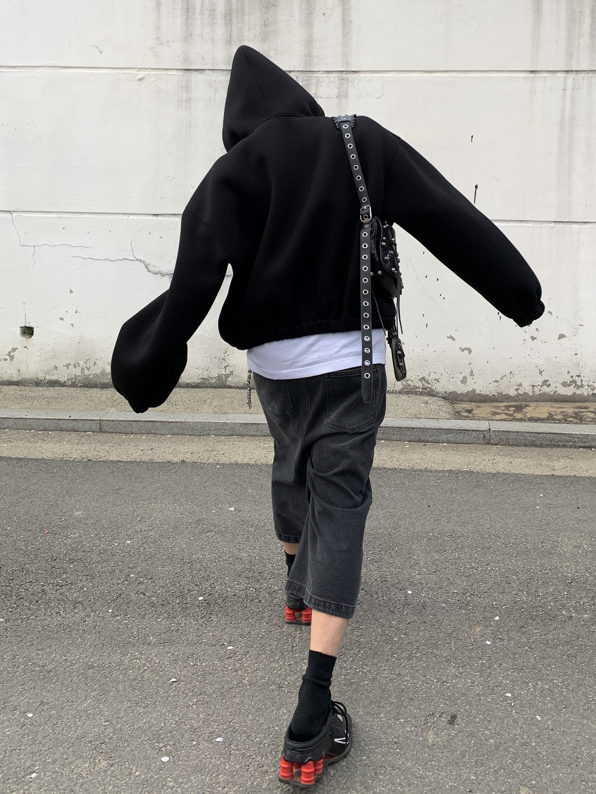 Nike x Martine Rose Shox MR4 Black, Balenciaga Arena Lambskin Aged Silver Hardware Le Cagole XS Flap Bag Black 착용 스타일 - 10