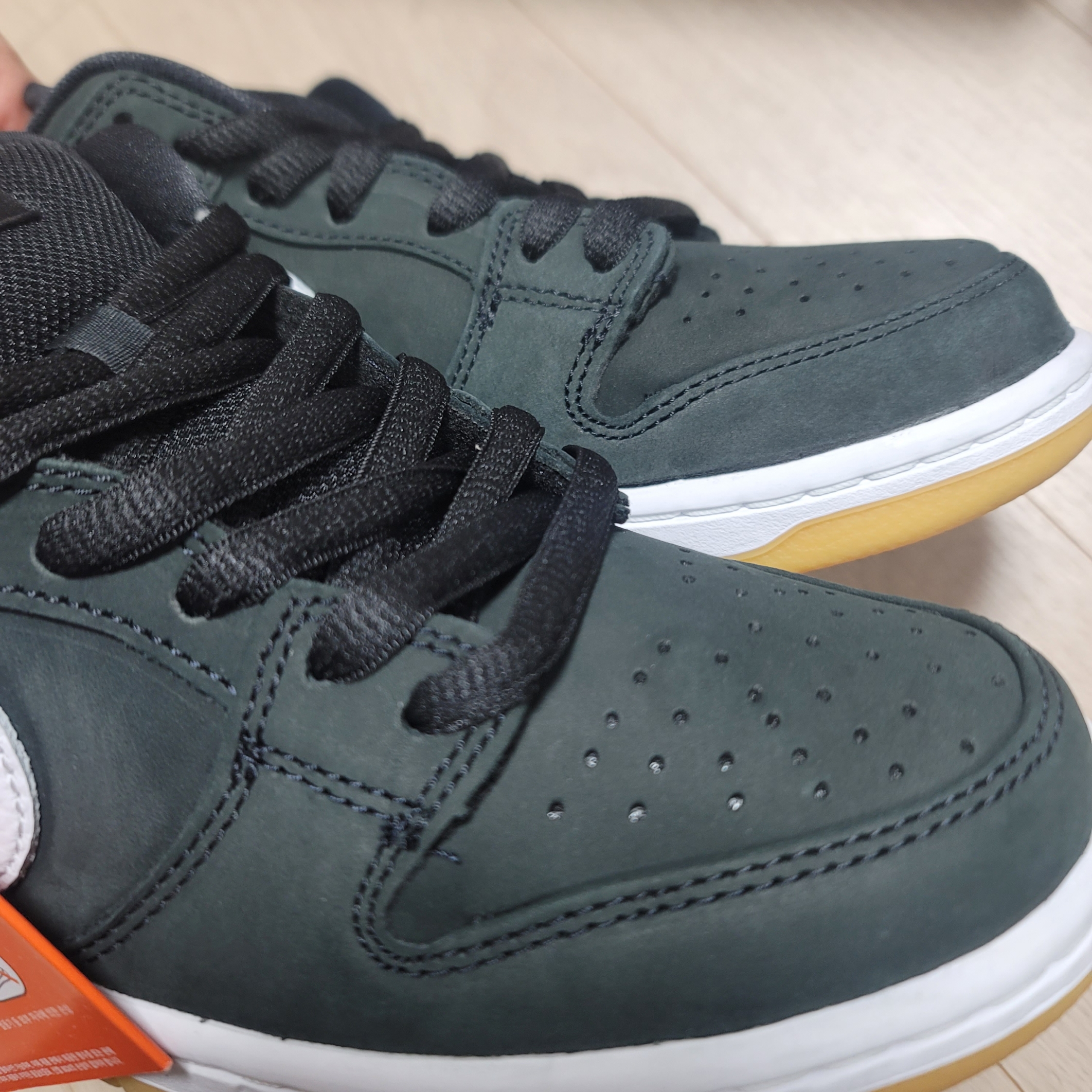 Nike SB Dunk Low Pro White and Gum Light Brown, Nike SB Dunk Low Pro Black White 착용 스타일 - 5