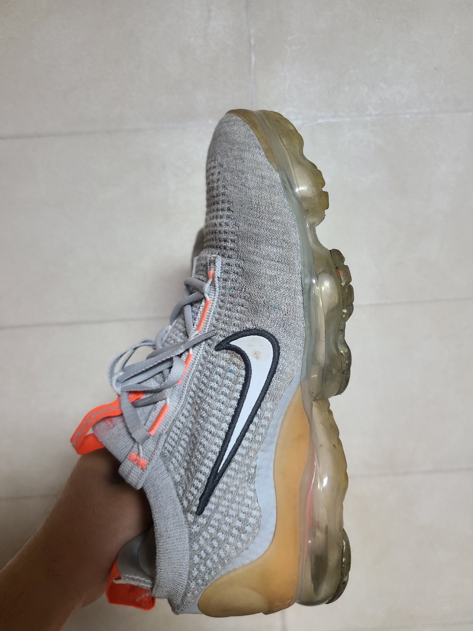 Nike Air VaporMax 2021 Flyknit Grey Fog Bright Mango 착용 스타일 - 2