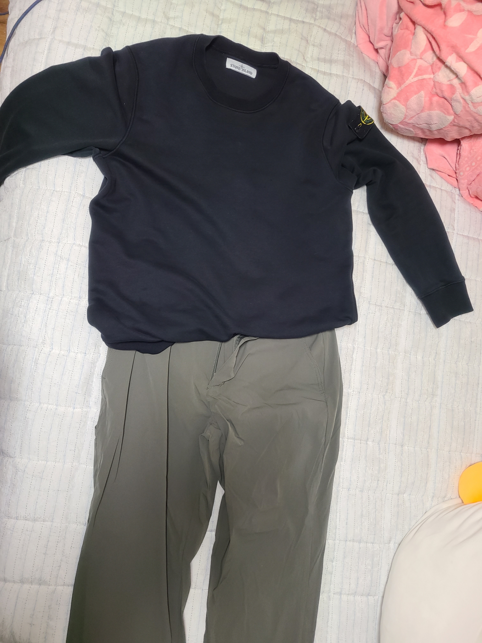 Stone Island 63051 Cotton Fleece Garment Dyed Sweatshirt Black - 24SS 착용 스타일