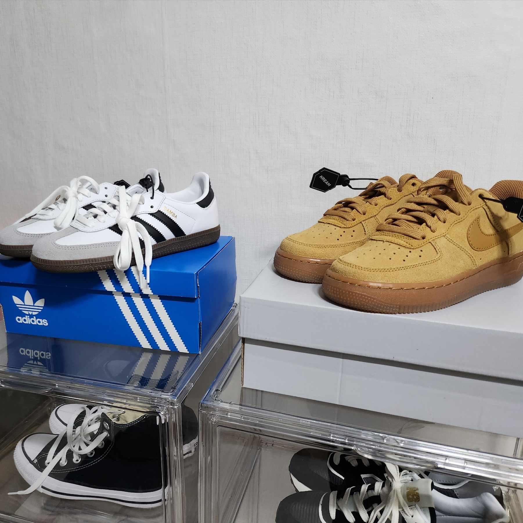 (GS) Nike Air Force 1 LV8 3 Wheat, Adidas Samba OG Cloud White 착용 스타일