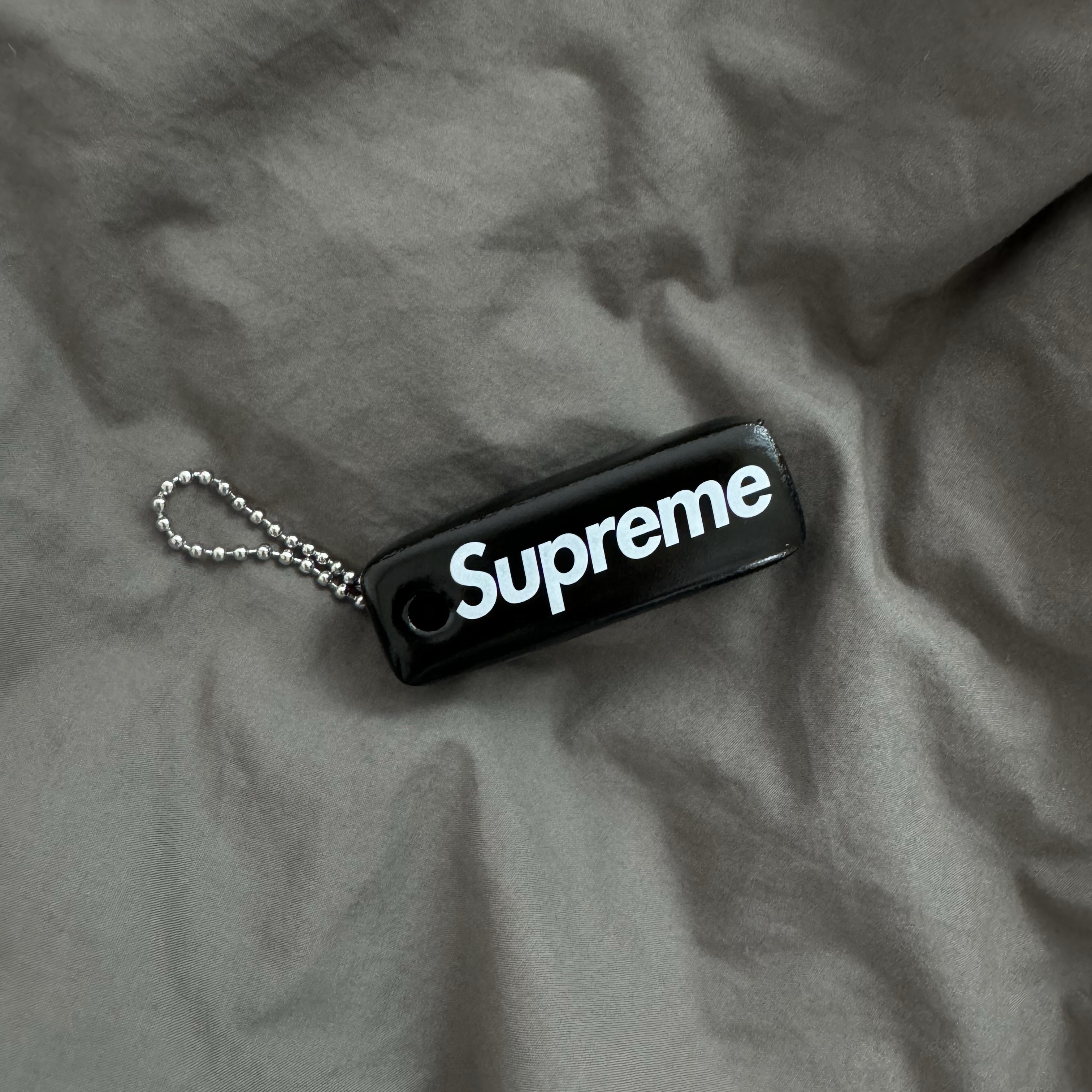 Supreme Floating Keychain Black - 23FW, Diesel Holy D Mirror Leather Logo Plaque Keyring Silver 착용 스타일 - 2