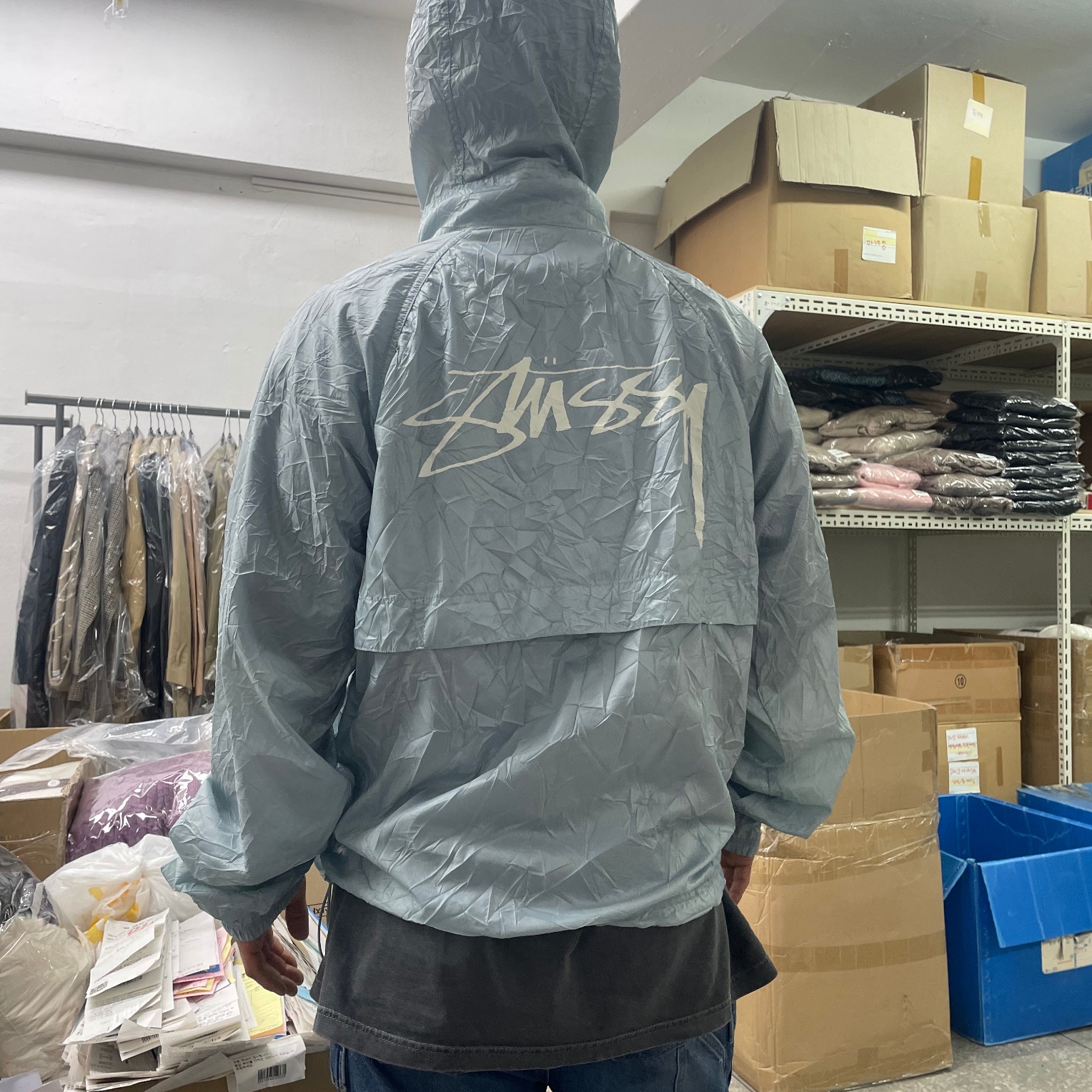 Stussy Beach Shell Wrinkled Nylon Jacket Slate 착용 스타일