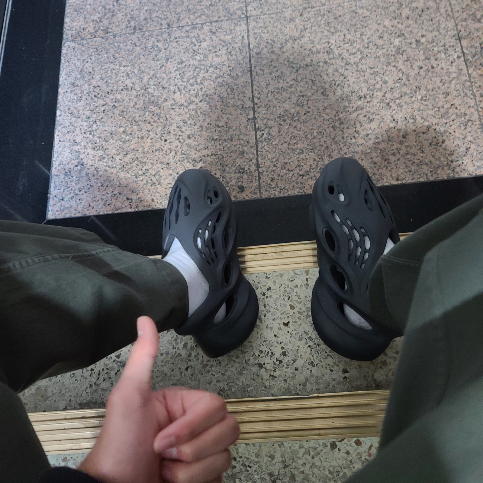 Adidas Yeezy Foam RNNR Onyx 착용 스타일