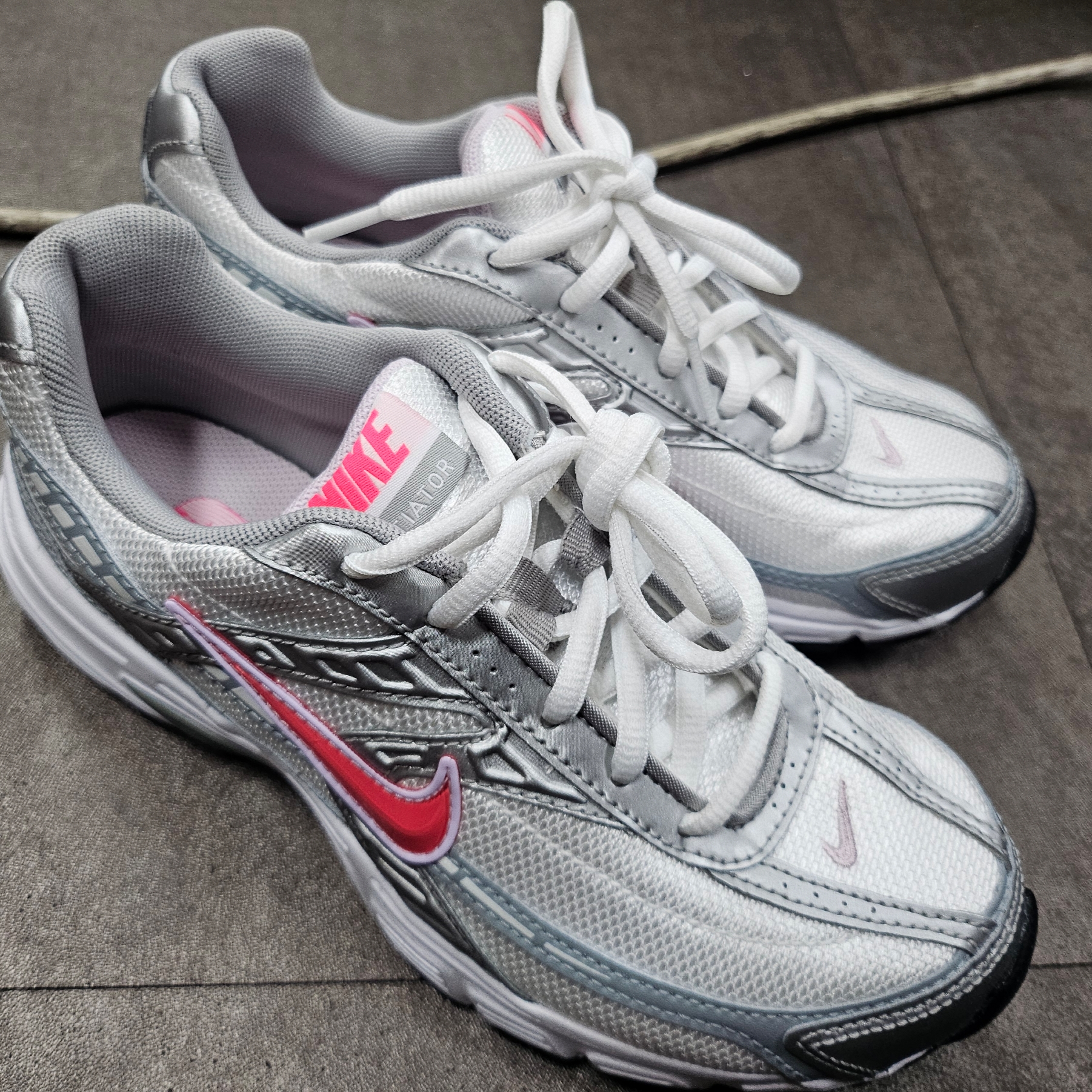 (W) Nike Initiator Cherry Metallic Silver 착용 스타일