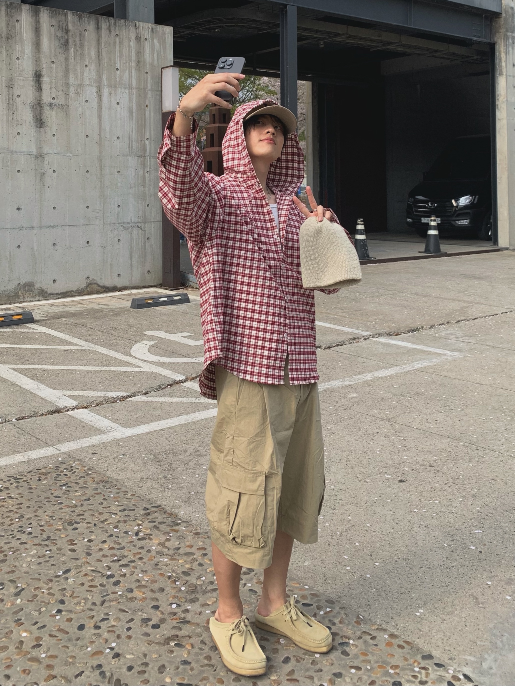 Clarks Wallabee Maple Suede 착용 스타일 - 1