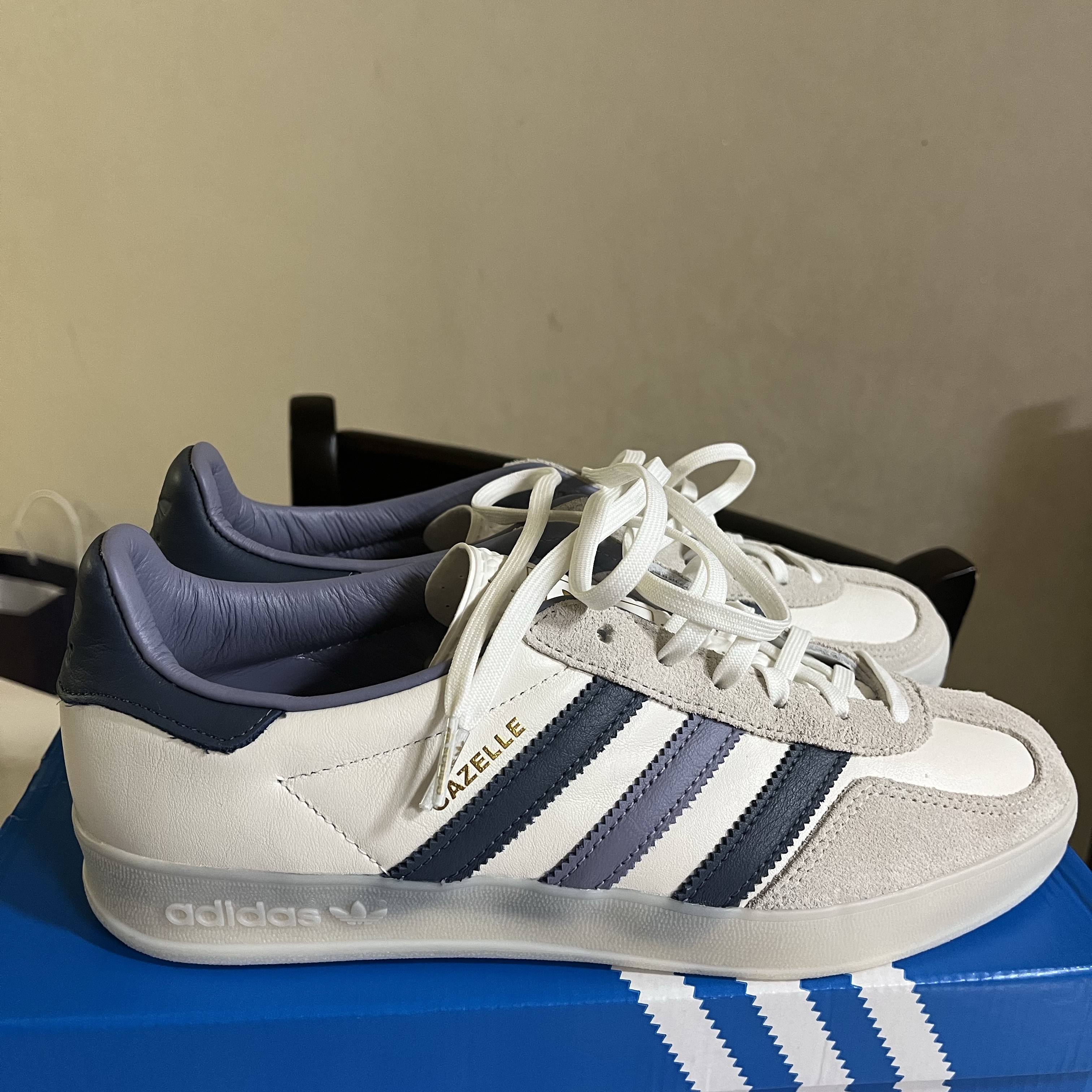 Adidas Gazelle Indoor Core White Preloved Ink 착용 스타일