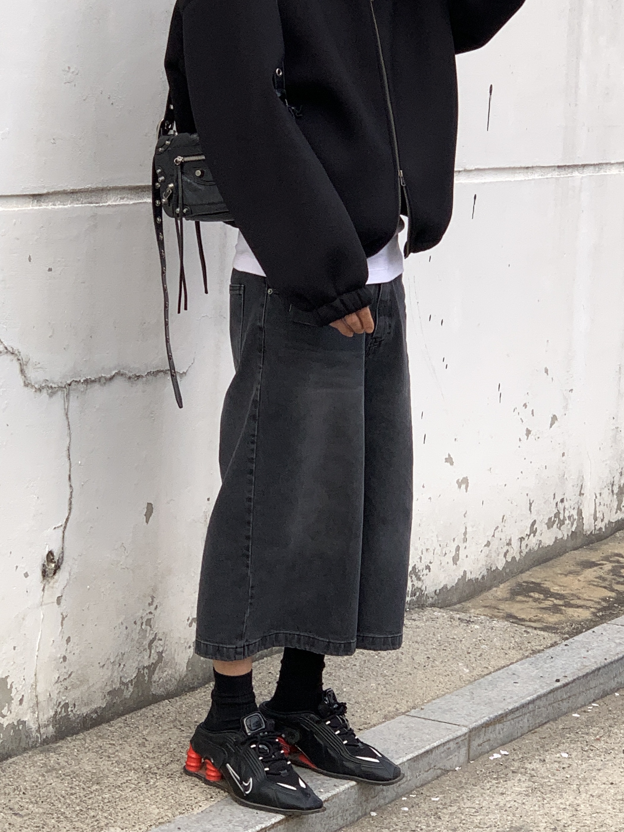 Nike x Martine Rose Shox MR4 Black, Balenciaga Arena Lambskin Aged Silver Hardware Le Cagole XS Flap Bag Black 착용 스타일 - 2