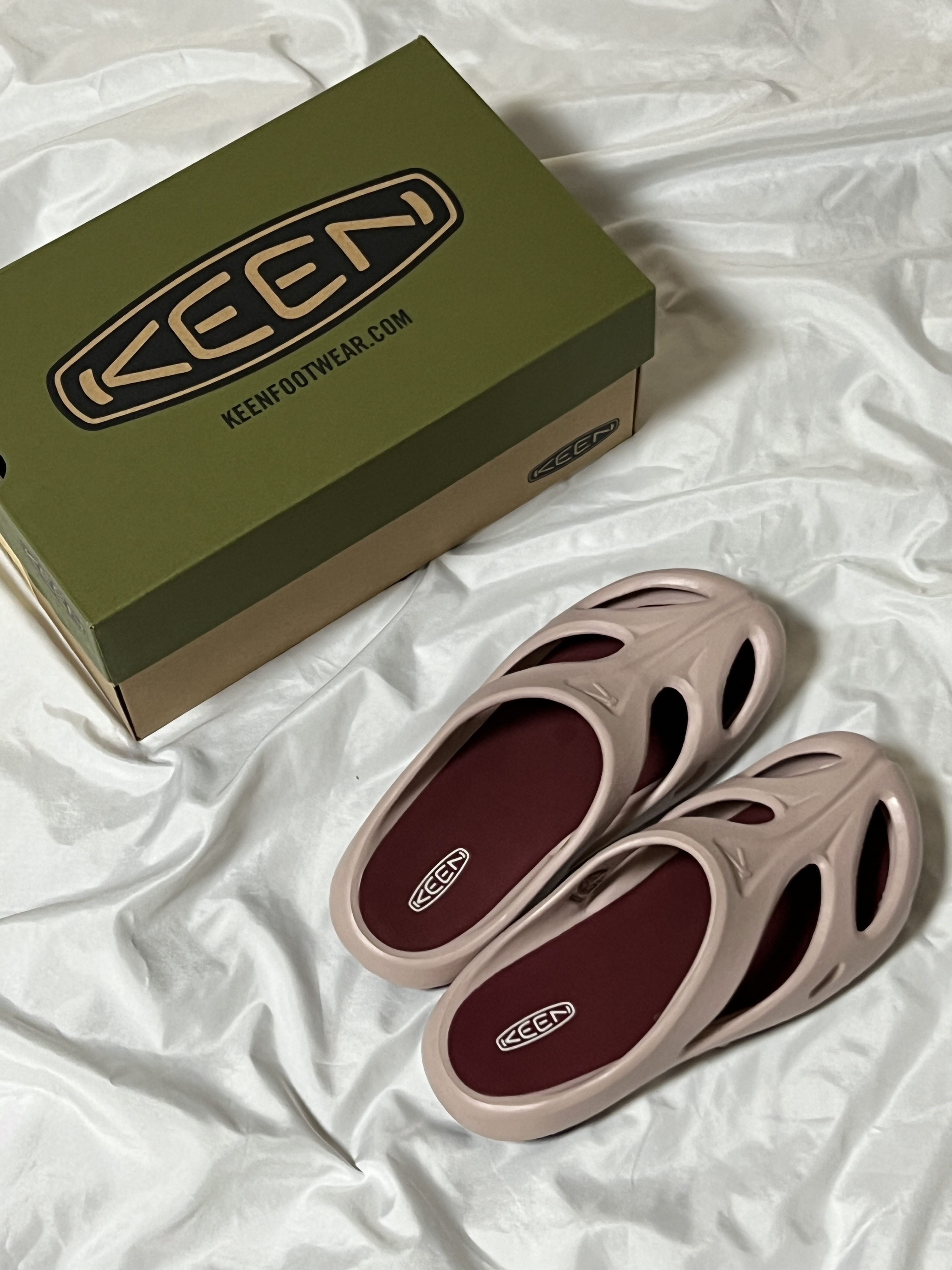 (W) Keen Shanti Fawn Merlot 착용 스타일