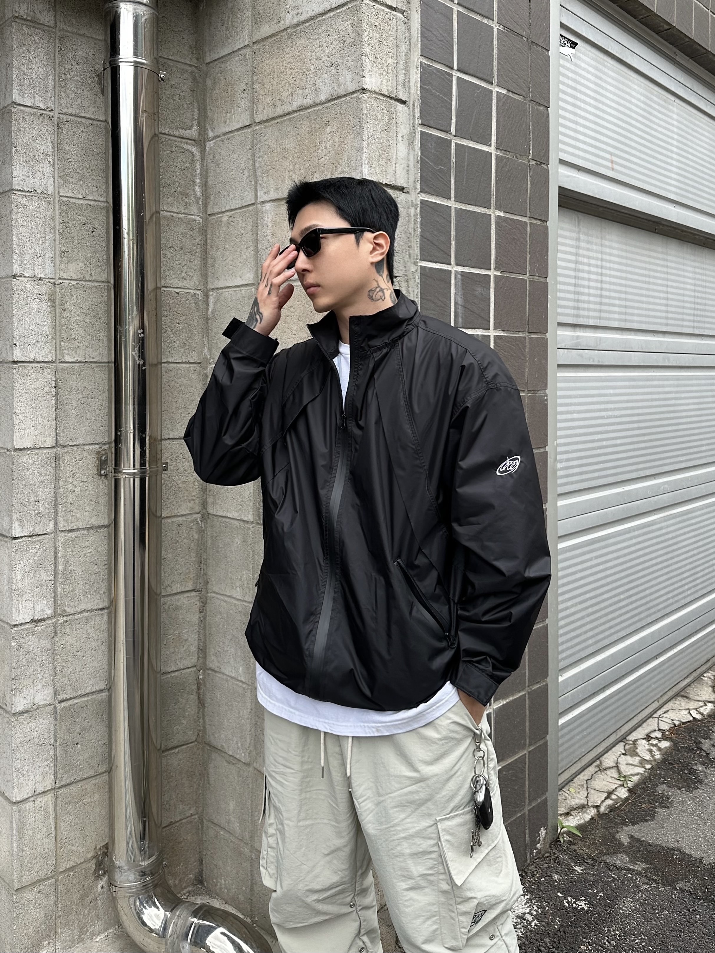 Oakley Factory Team x Brain Dead Flesh White Birch, Arc'teryx Keyring Metal 착용 스타일 - 3