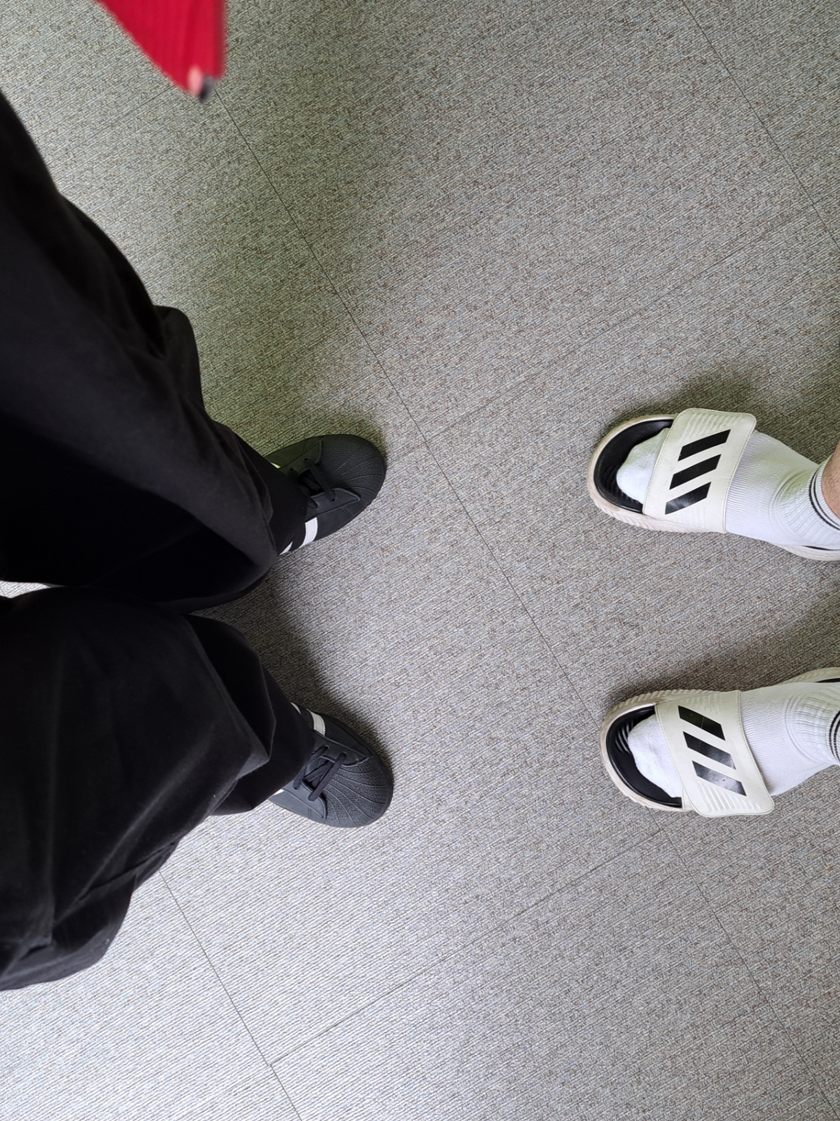 Adidas Superstar Core Black White 착용 스타일