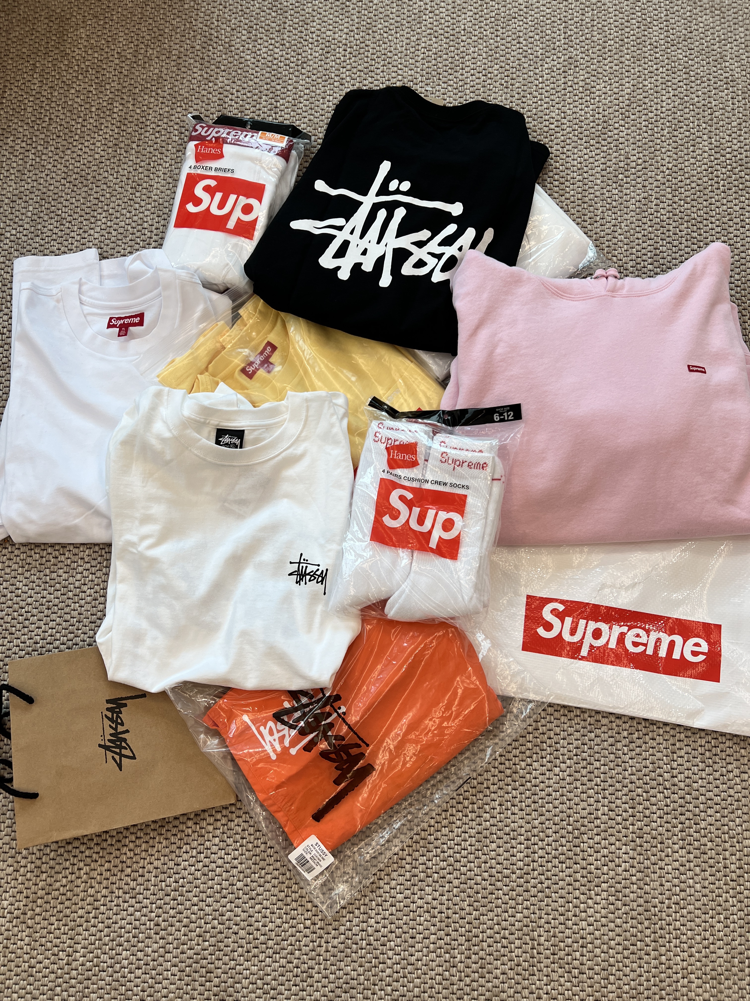 Supreme Hanes Crew Socks White (4 Pack), Supreme Hanes Boxer Briefs White (4 Pack) 착용 스타일