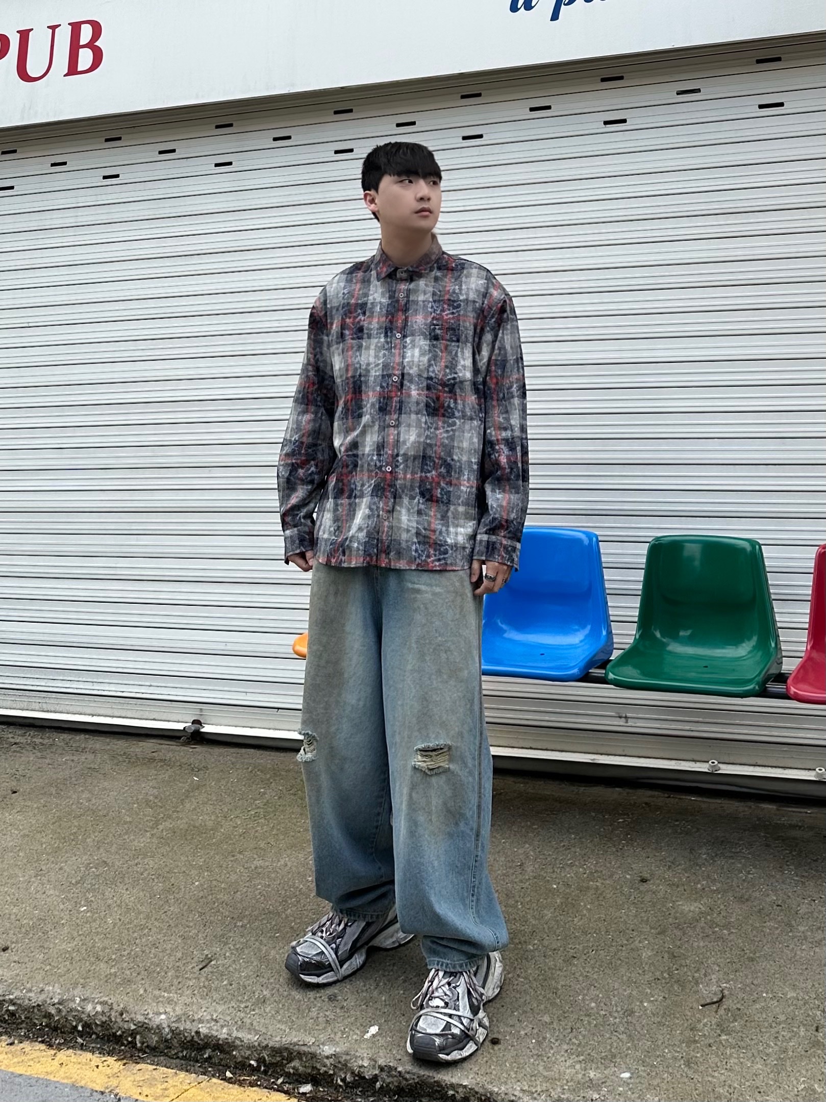 Balenciaga 3XL Sneakers Grey White Red 착용 스타일 - 1