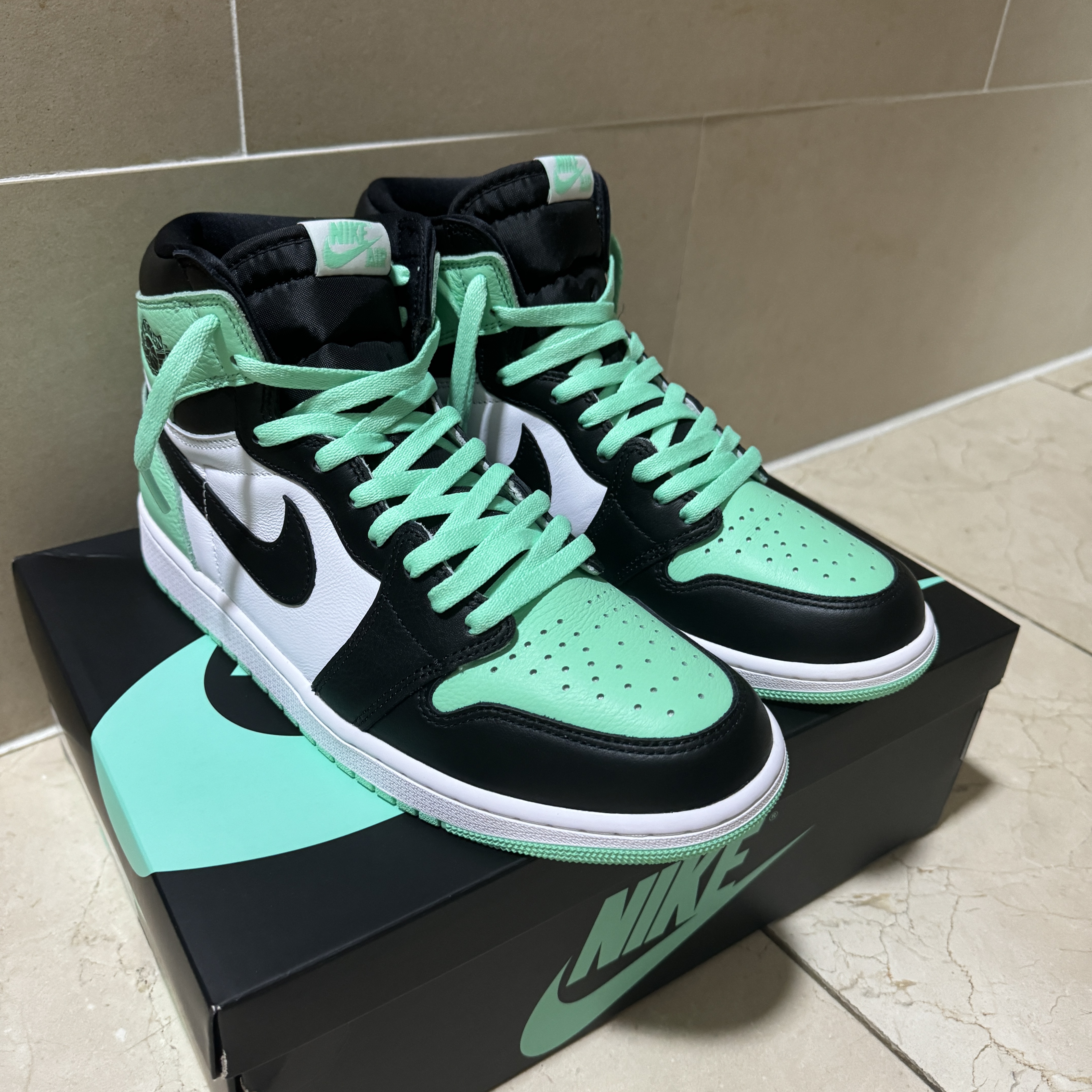 Jordan 1 Retro High OG Green Glow 착용 스타일