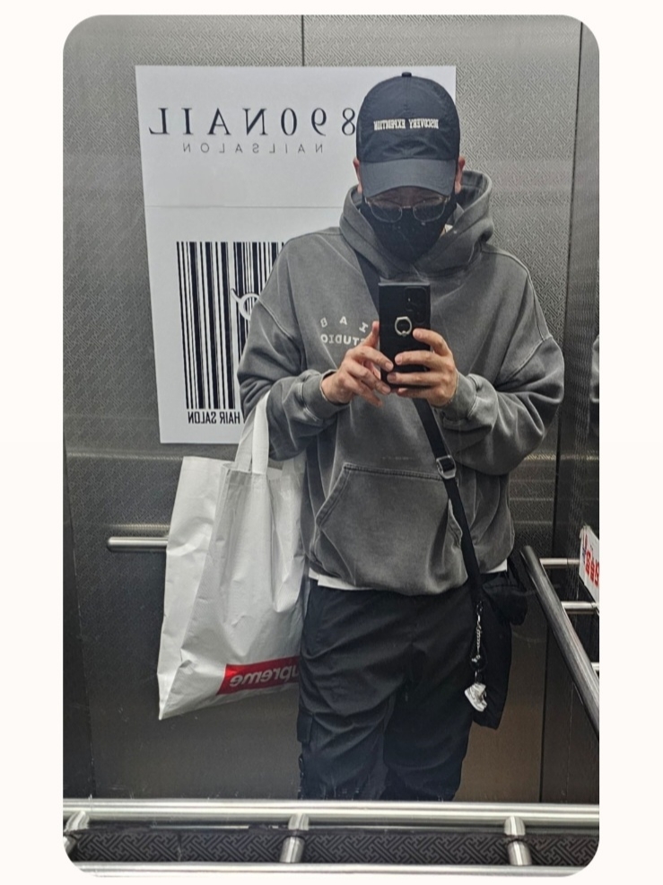 Supreme Small Box T-Shirt White, IAB Studio Pigment Hoodie Black 착용 스타일