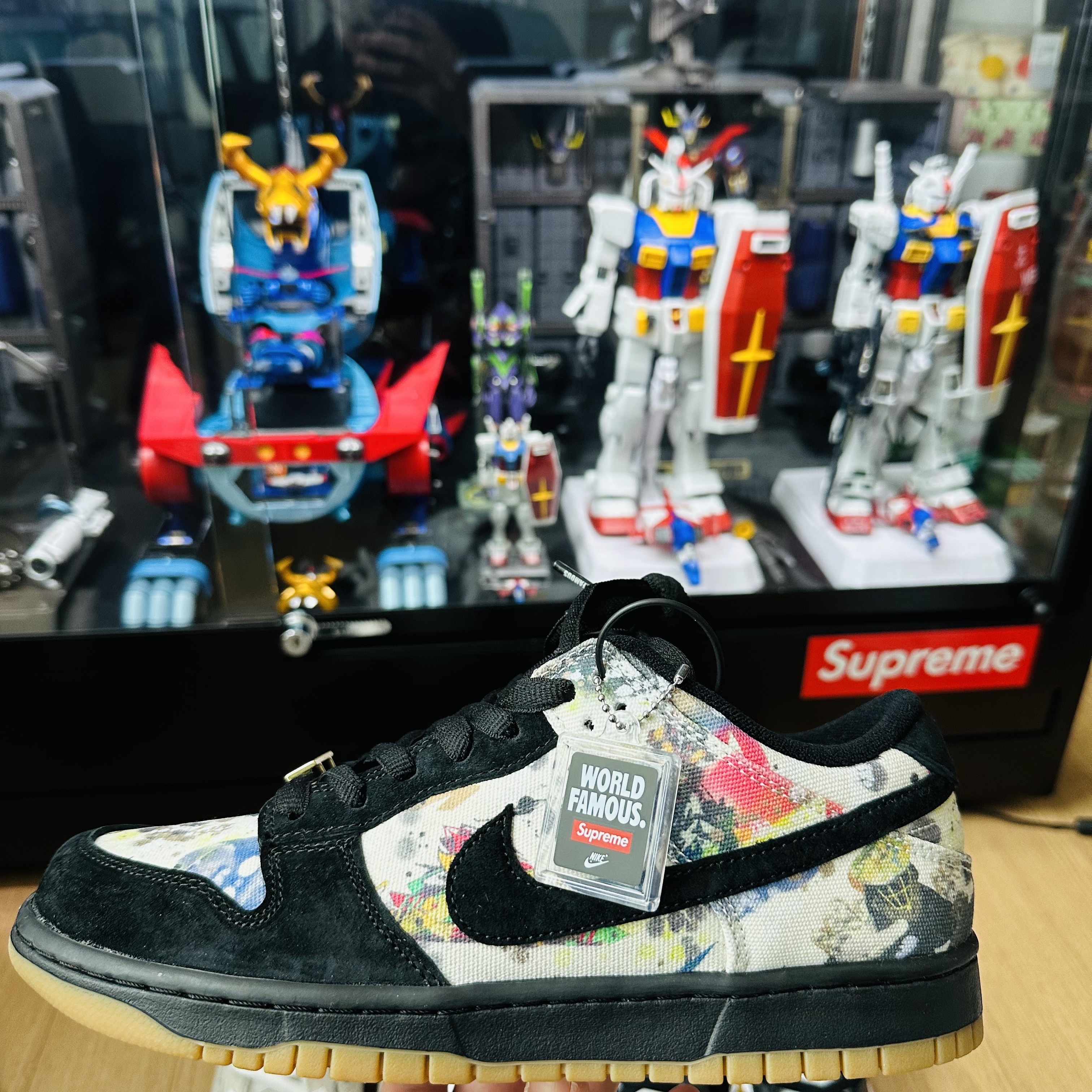 Nike x Supreme SB Dunk Low QS Rammellzee Black, Nike x Supreme Air Force 1 Low Black 착용 스타일 - 1