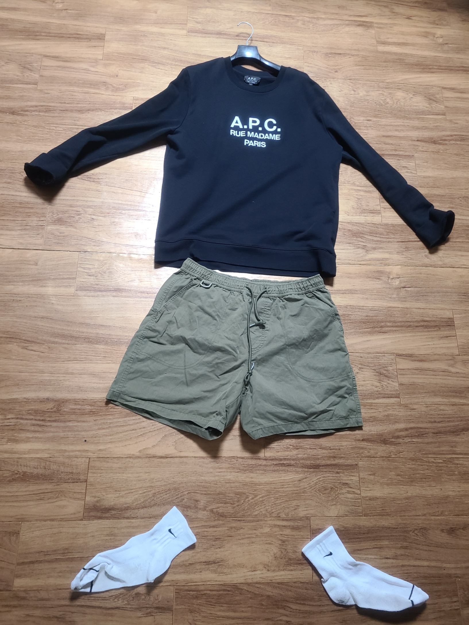 A.P.C. Rufus Sweatshirt Black 착용 스타일