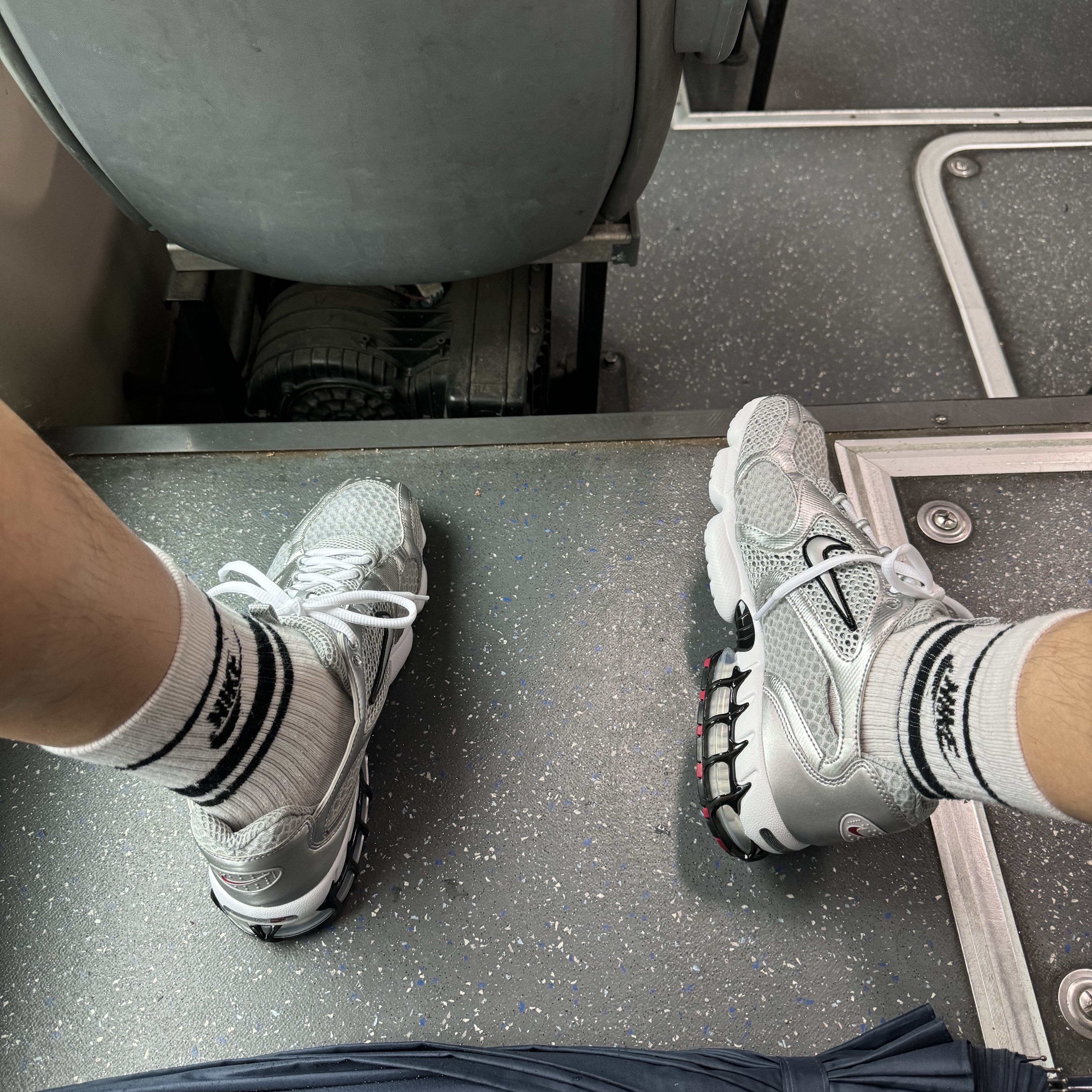 Nike Air Zoom Spiridon Cage 2 Metallic Silver 착용 스타일 - 1