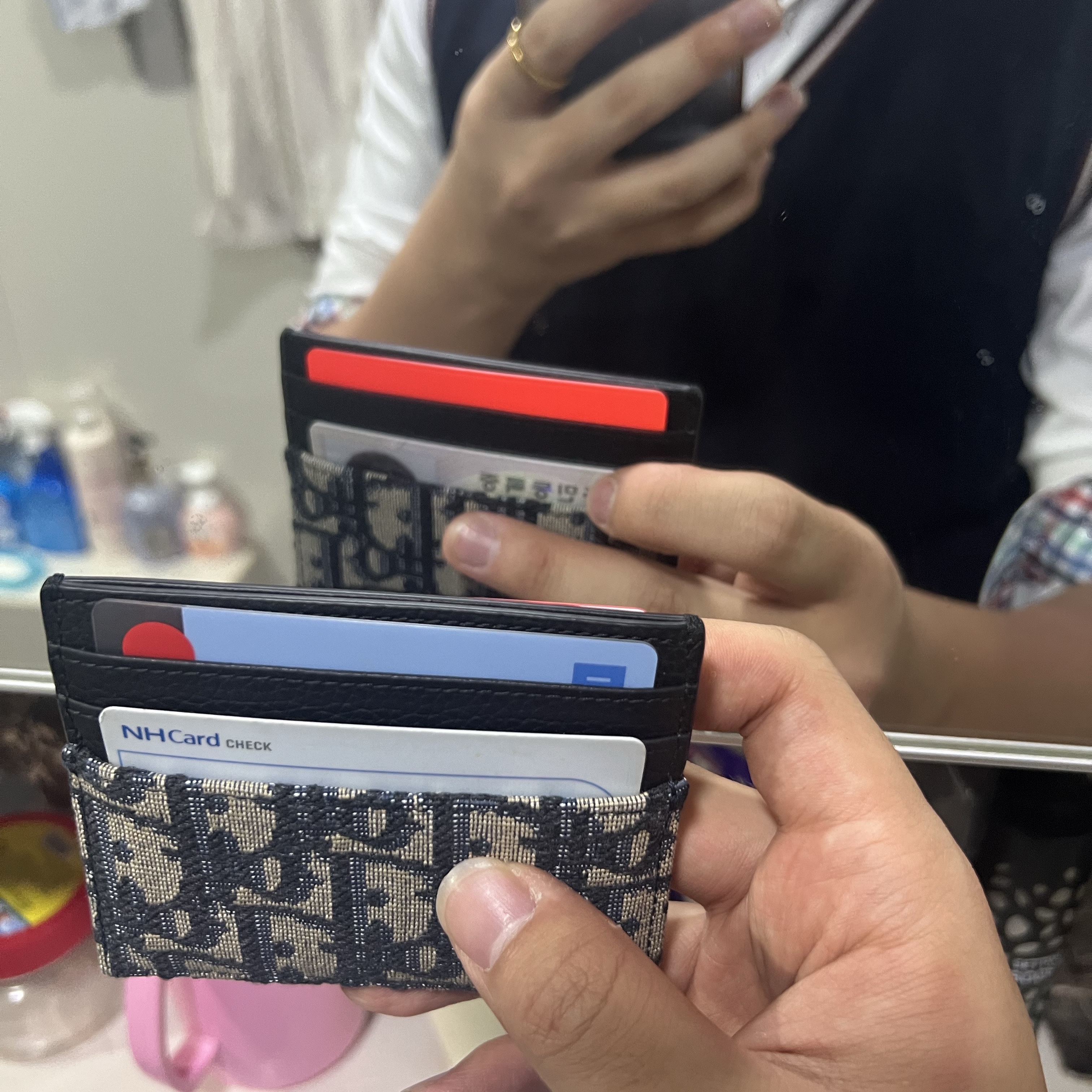 Dior Card Holder Beige & Black Dior Oblique Jacquard 착용 스타일