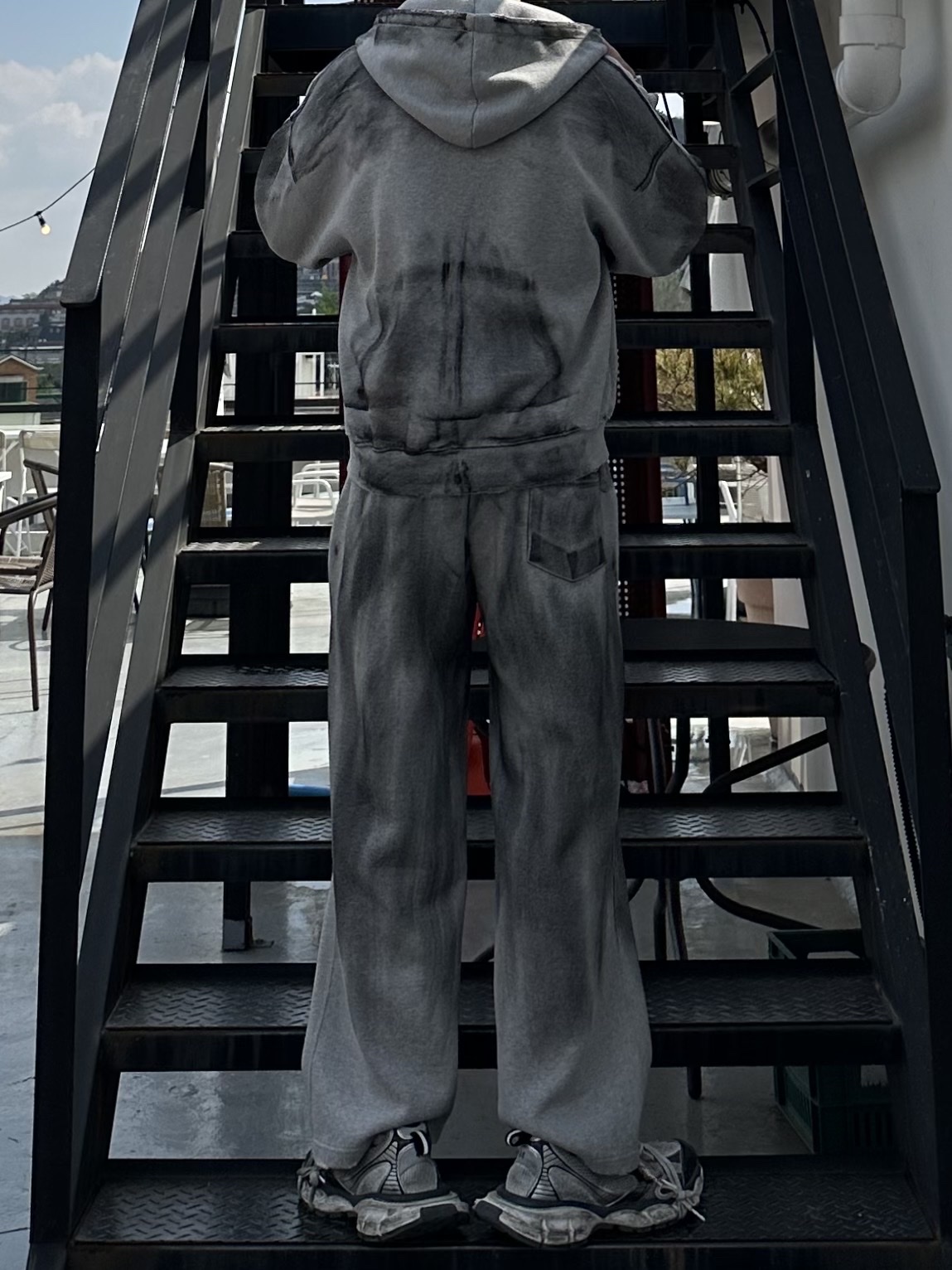 Balenciaga 3XL Sneakers Grey White Red 착용 스타일 - 2