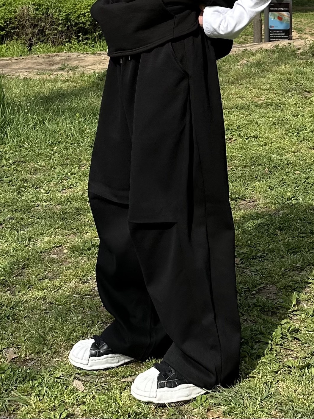 Maison Mihara Yasuhiro Blakey OG Sole Canvas Low-top Sneakers Black White, Maison Mihara Yasuhiro Blakey OG Sole Leather Low-top Sneakers Black 착용 스타일 - 3