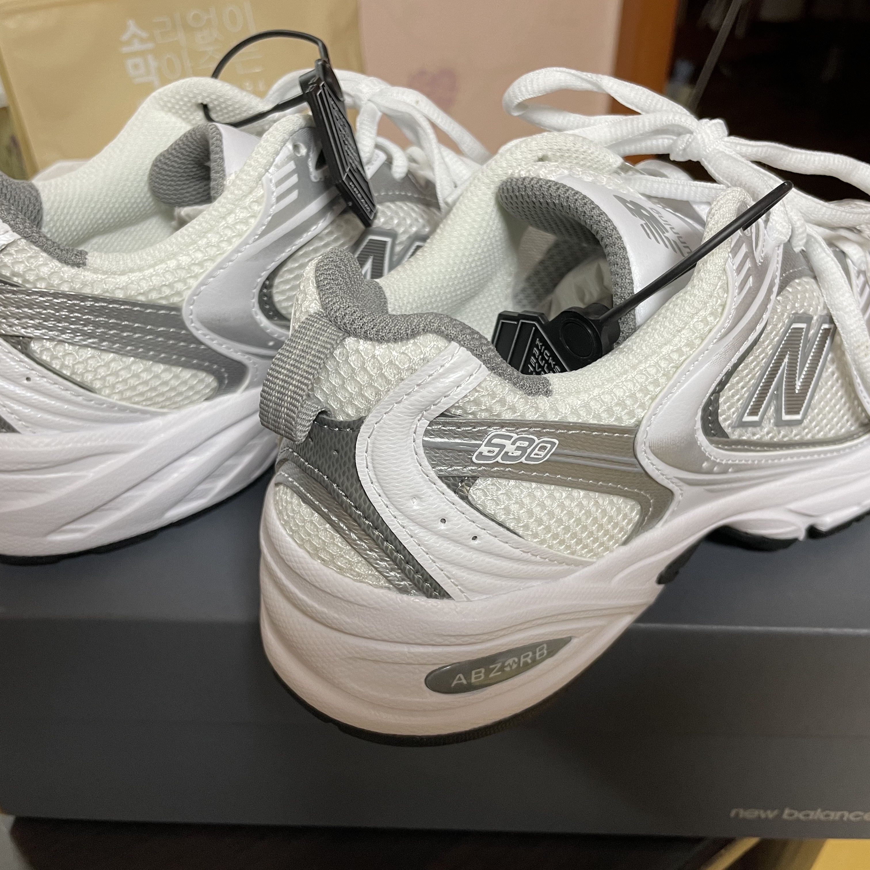 New Balance 530 White Silver 착용 스타일