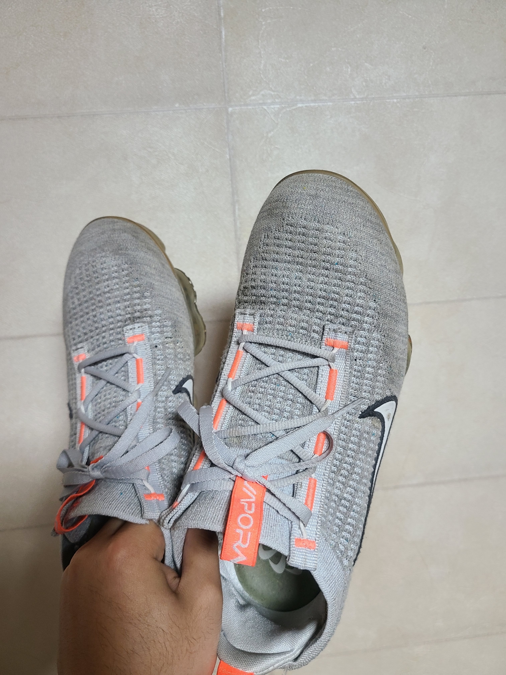 Nike Air VaporMax 2021 Flyknit Grey Fog Bright Mango 착용 스타일 - 1