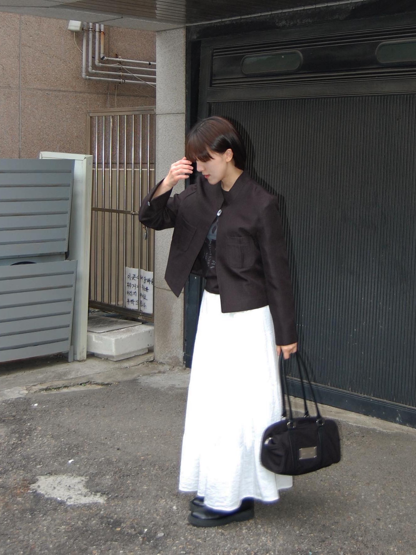 Matin Kim Sporty Tote Bag Black 착용 스타일 - 2