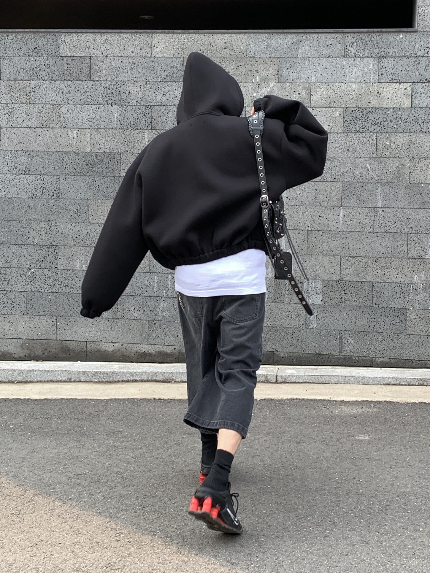 Nike x Martine Rose Shox MR4 Black, Balenciaga Arena Lambskin Aged Silver Hardware Le Cagole XS Flap Bag Black 착용 스타일 - 7